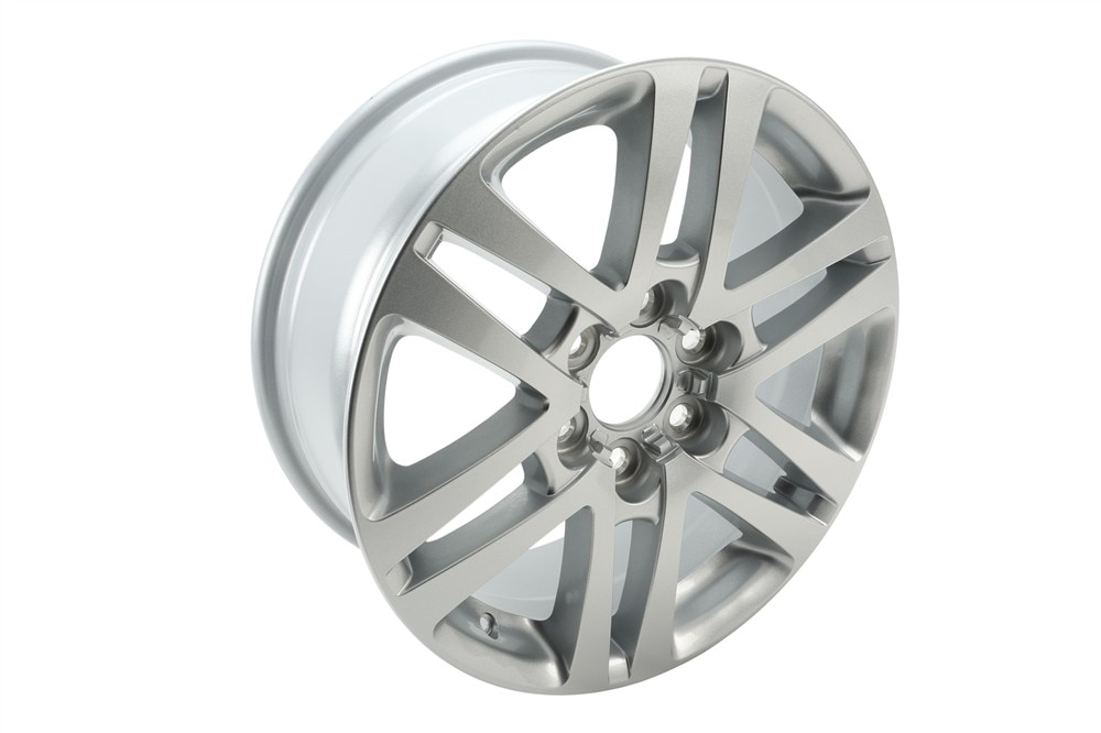GM Genuine Parts Sparkle Silver 18x7.5 Wheel