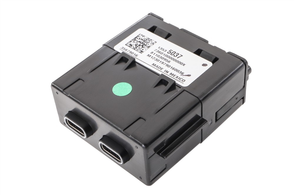 GM Genuine Parts Jet Black Dual Charge Only Receptacle