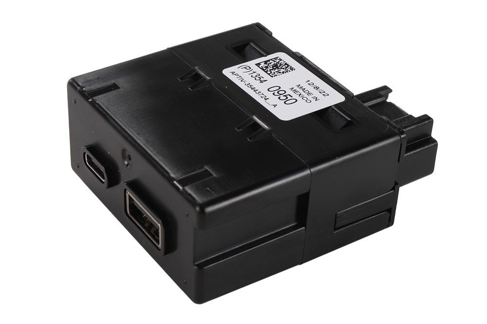 GM Genuine Parts Jet Black Dual Charge Only Receptacle
