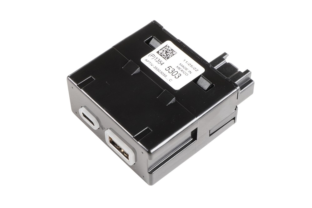 GM Genuine Parts Jet Black Dual Charge Only Receptacle