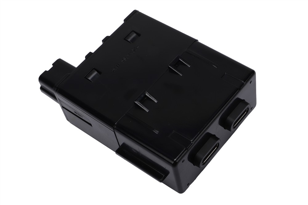 GM Genuine Parts Jet Black Dual Charge Only Receptacle