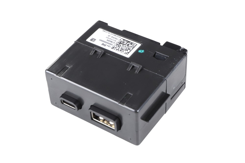 GM Genuine Parts Jet Black Dual Charge Only Receptacle