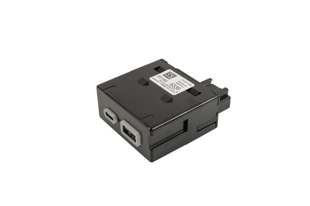 GM Genuine Parts Jet Black Dual Charge Only Receptacle