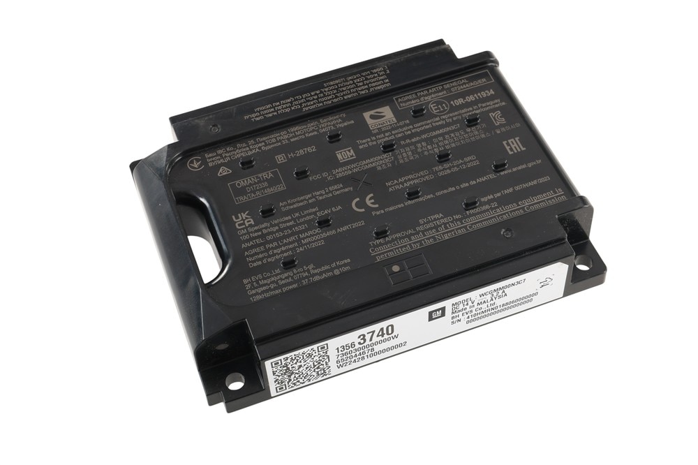 GM Genuine Parts Passenger Side Wireless Accessory Charging Module (Programming Required)