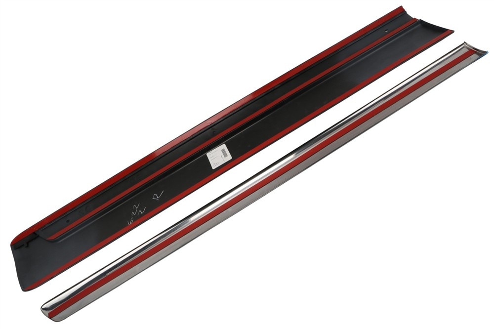 GM Genuine Parts Black Passenger Side Front Side Door Molding