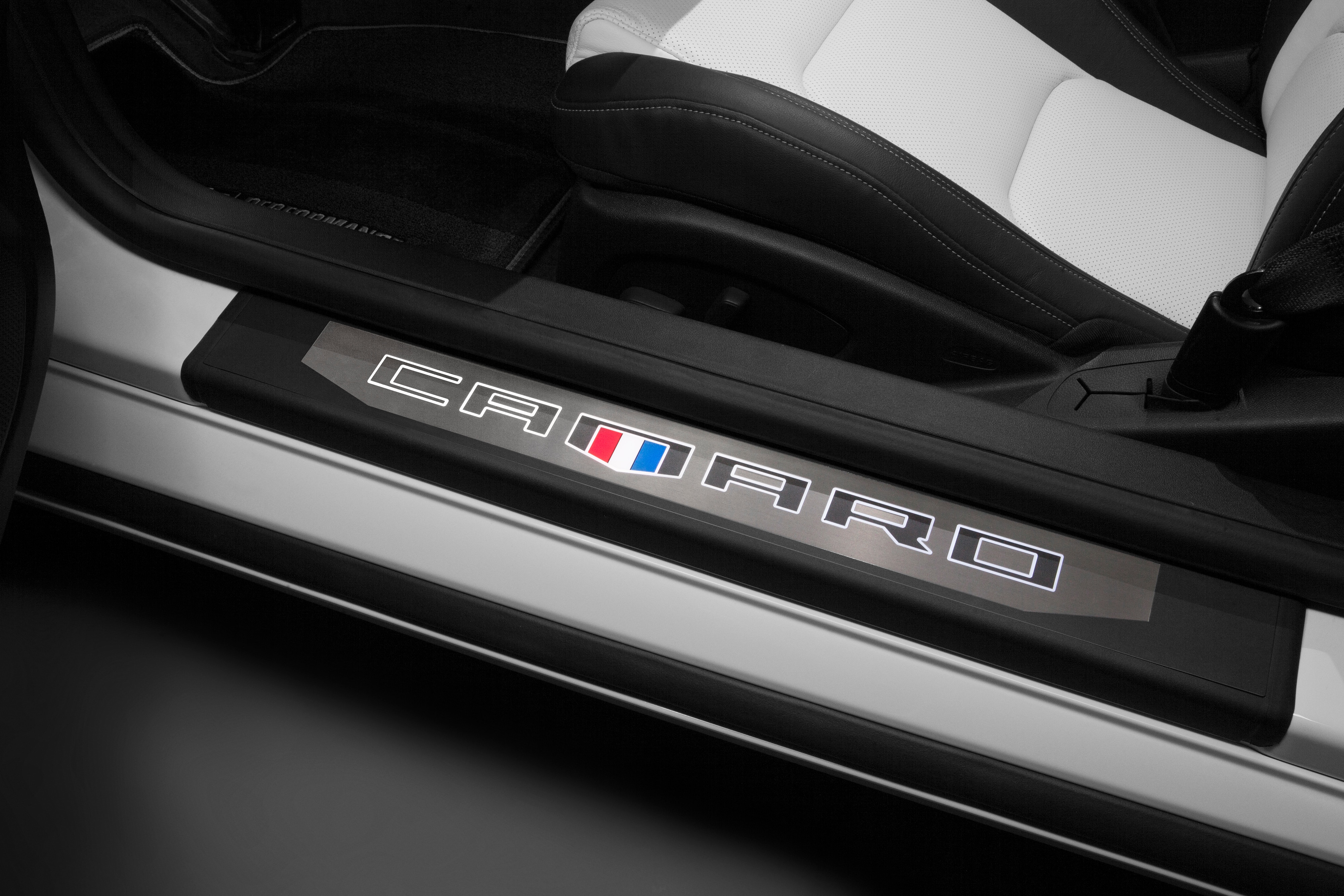 Illuminated Front Door Sill Plates in Stainless Steel with Camaro Logo
