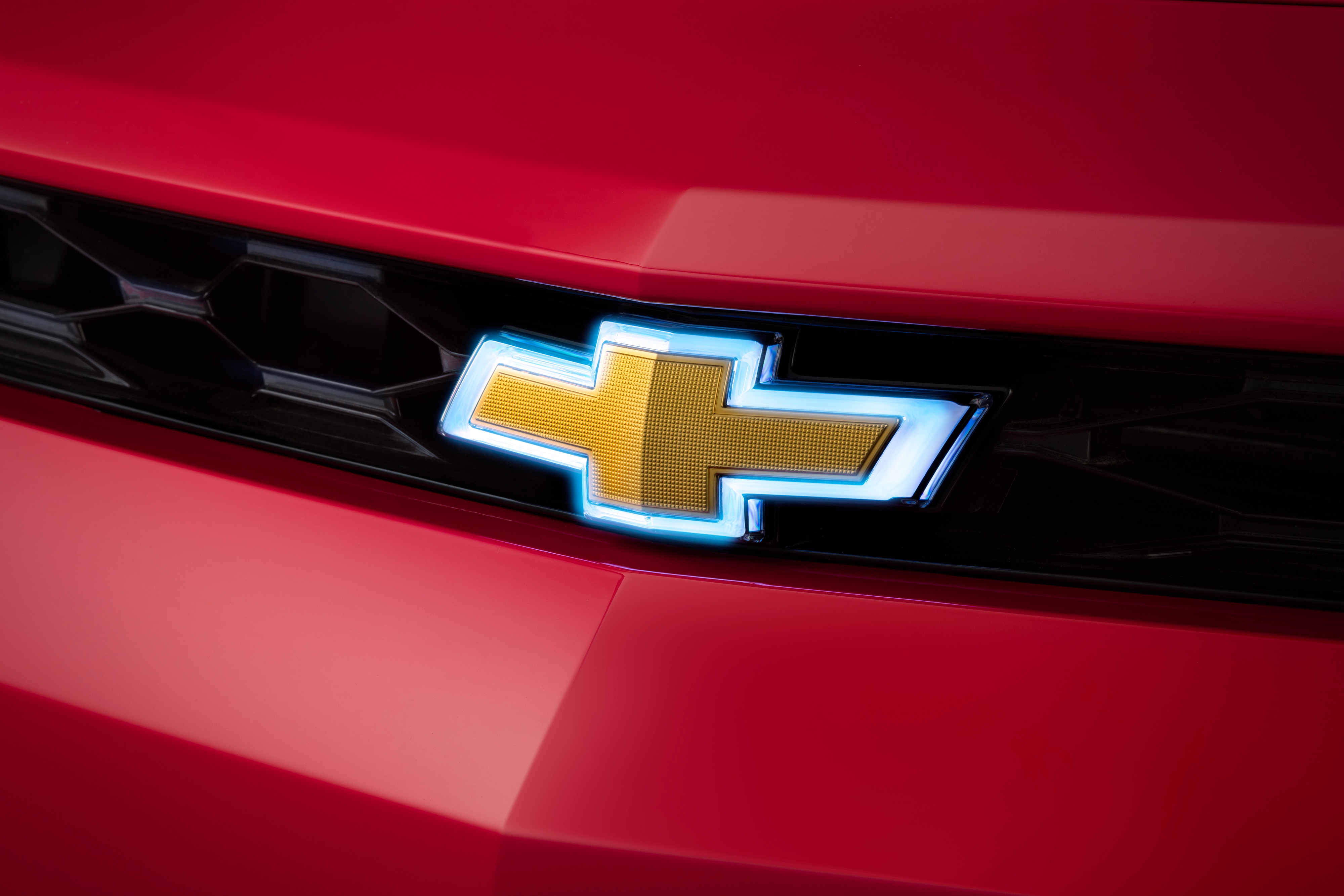 Front Illuminated Bowtie Emblem in Gold