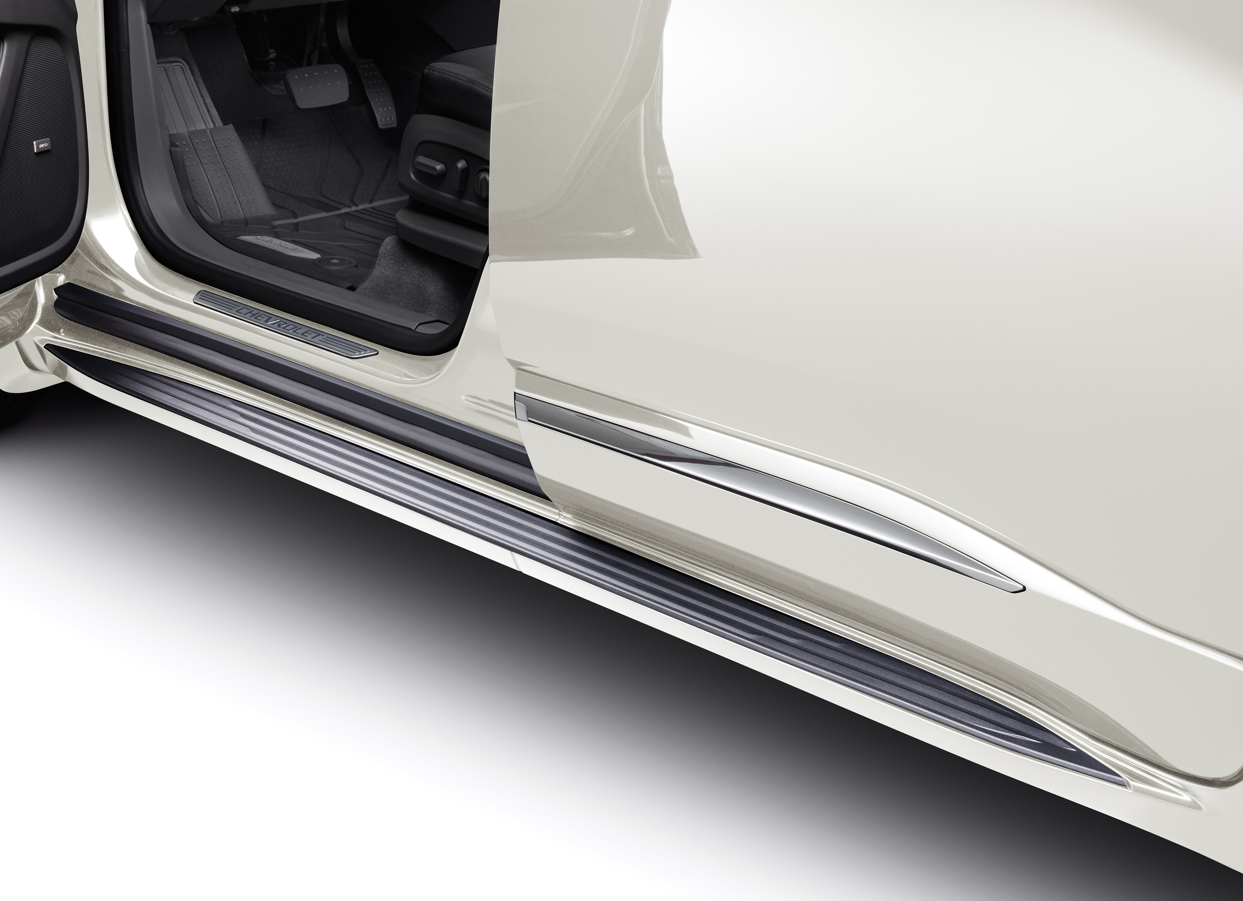 Molded Assist Steps in Iridescent Pearl Tricoat