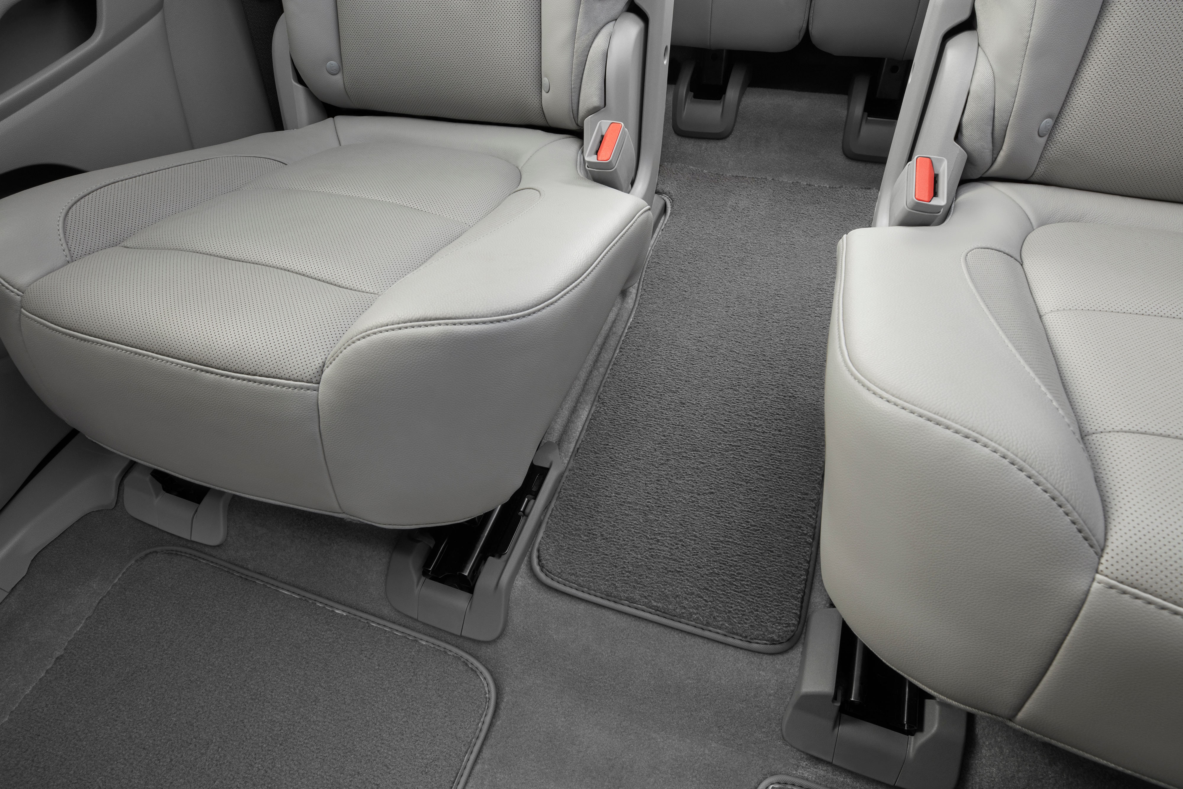 Third-Row One-Piece Carpeted Floor Mat in Dark Ash Gray (for Models with Second-Row Captain's Chairs)