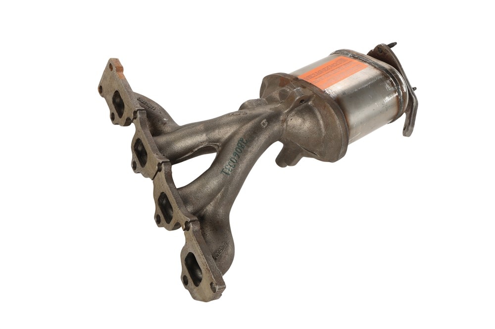 GM Genuine Parts Exhaust Manifold Kit with Three-Way Catalytic Converter