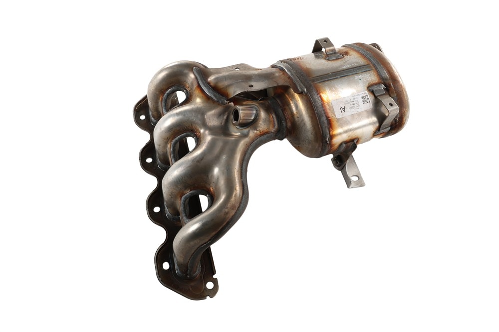 GM Genuine Parts Exhaust Manifold Kit with Three-Way Catalytic Converter