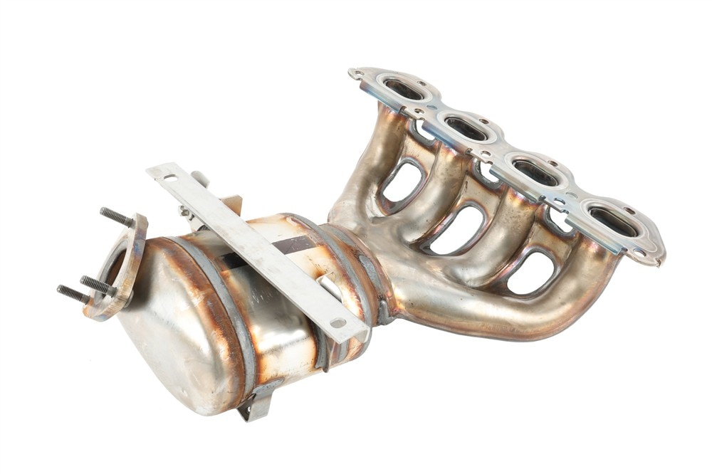 GM Genuine Parts Exhaust Manifold Kit with Three-Way Catalytic Converter