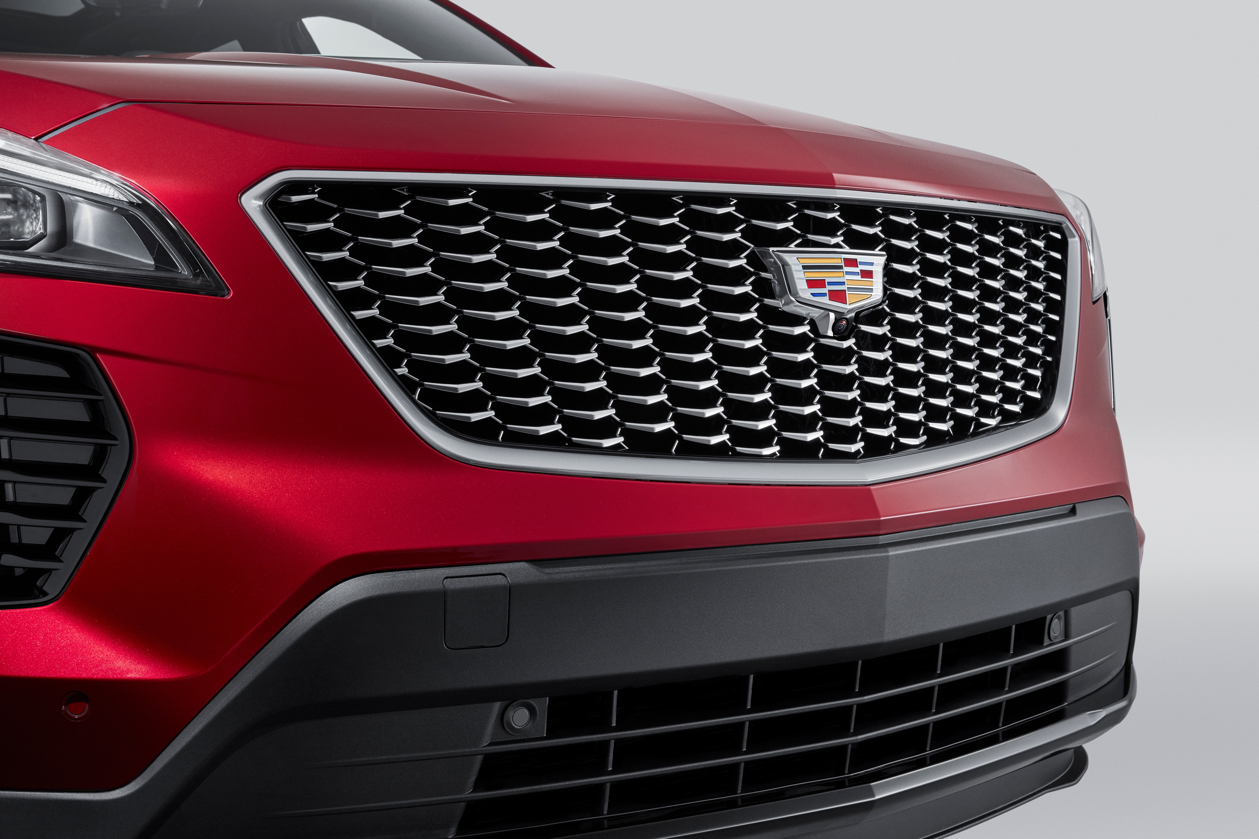 Grille in Galvano Silver Mesh with Galvano Silver Surround and Cadillac Logo (for Vehicles without HD Surround Vision Camera)