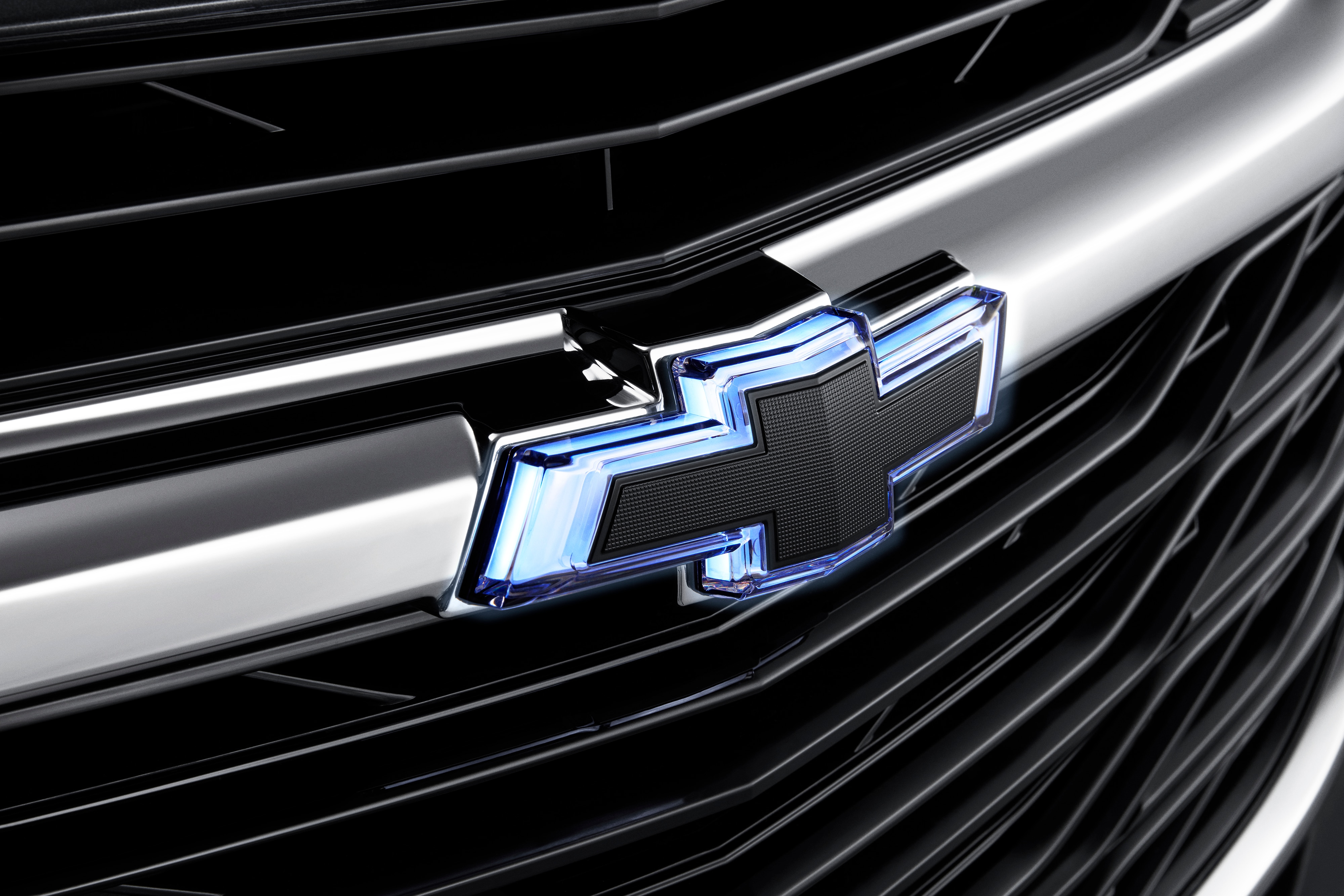 Front Illuminated Bowtie Emblem in Black