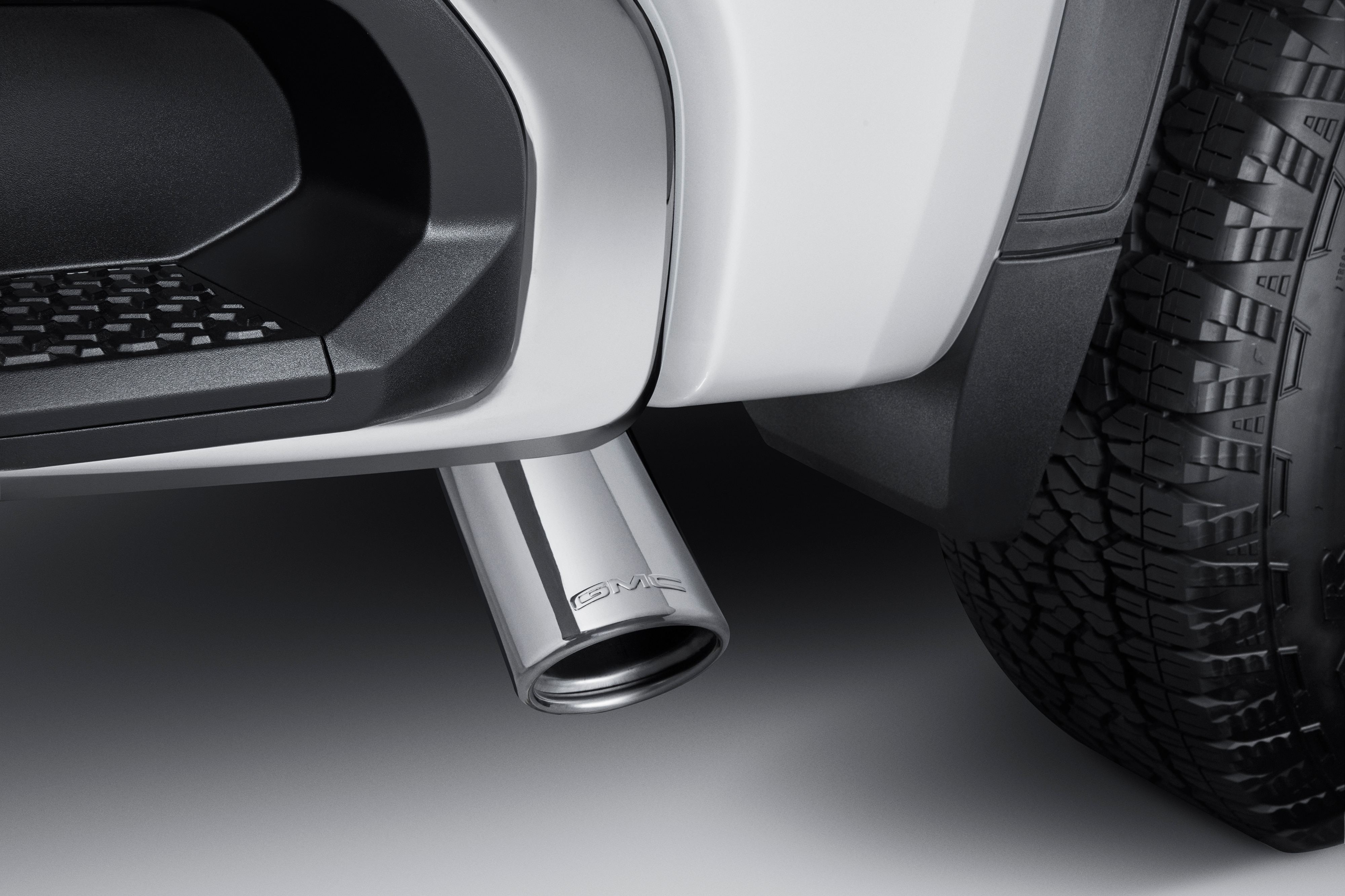2.7L Polished Stainless Steel Single Outlet Exhaust Tip with GMC Logo