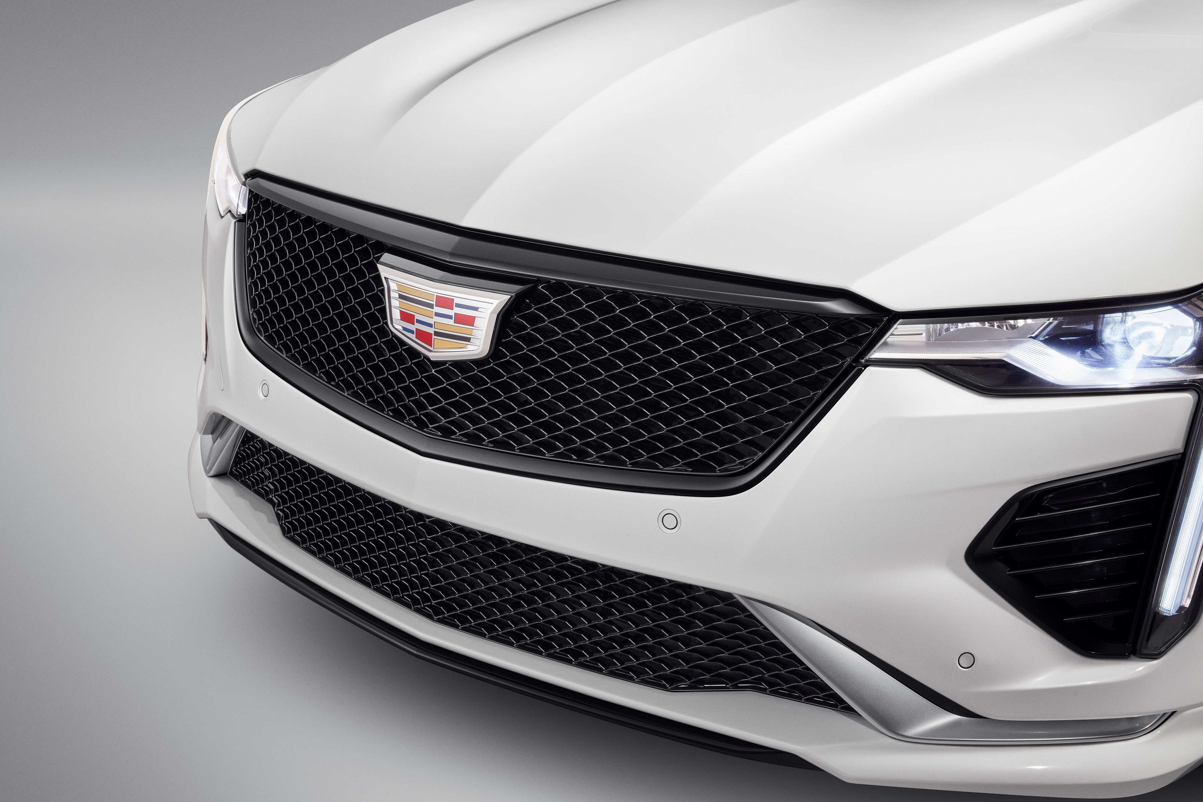 Grille in Gloss Black with Gloss Black Surround (for Vehicles without HD Surround Vision Camera)