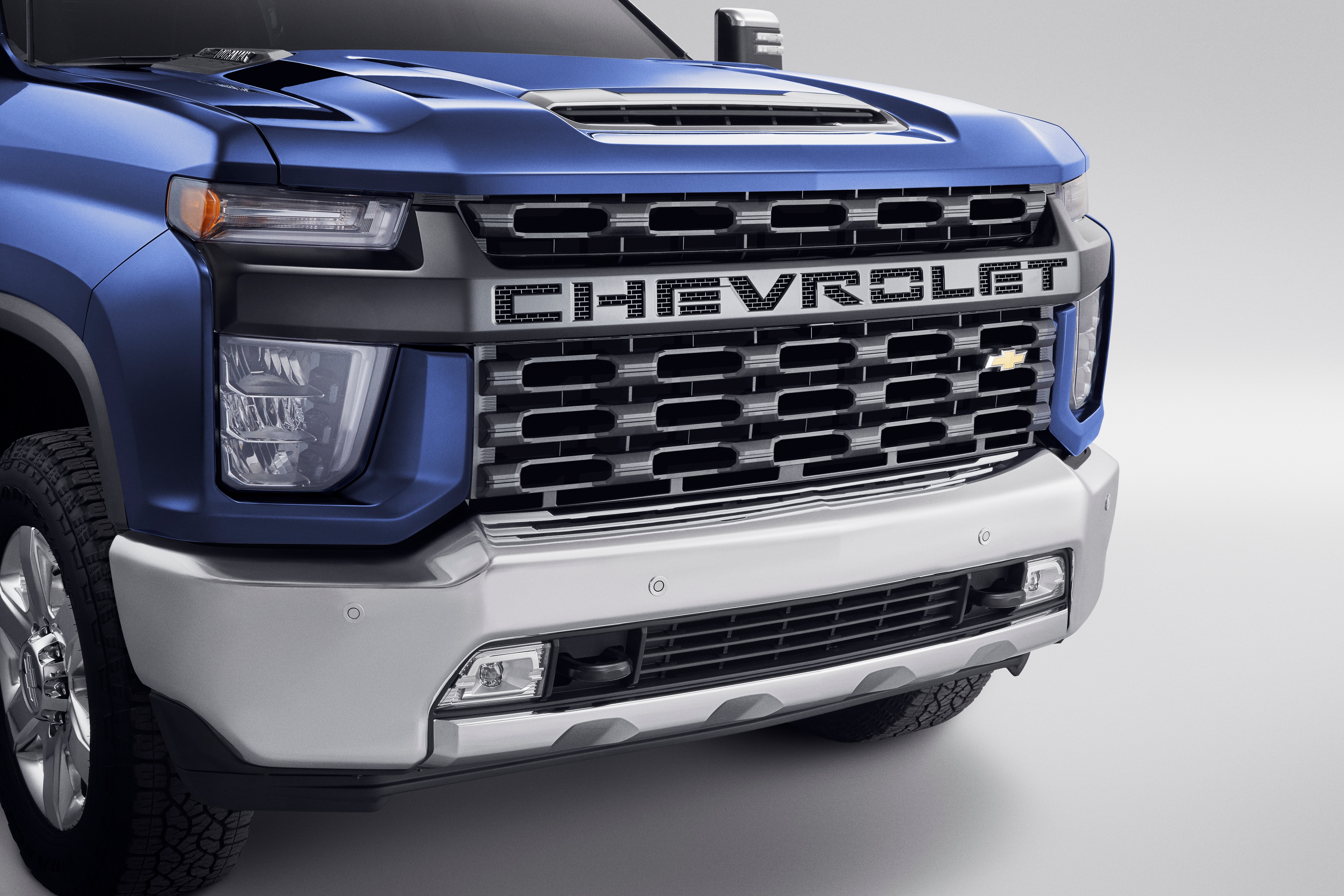 Grille in Black with Chevrolet Script (For Vehicles Without HD Surround Vision Camera)