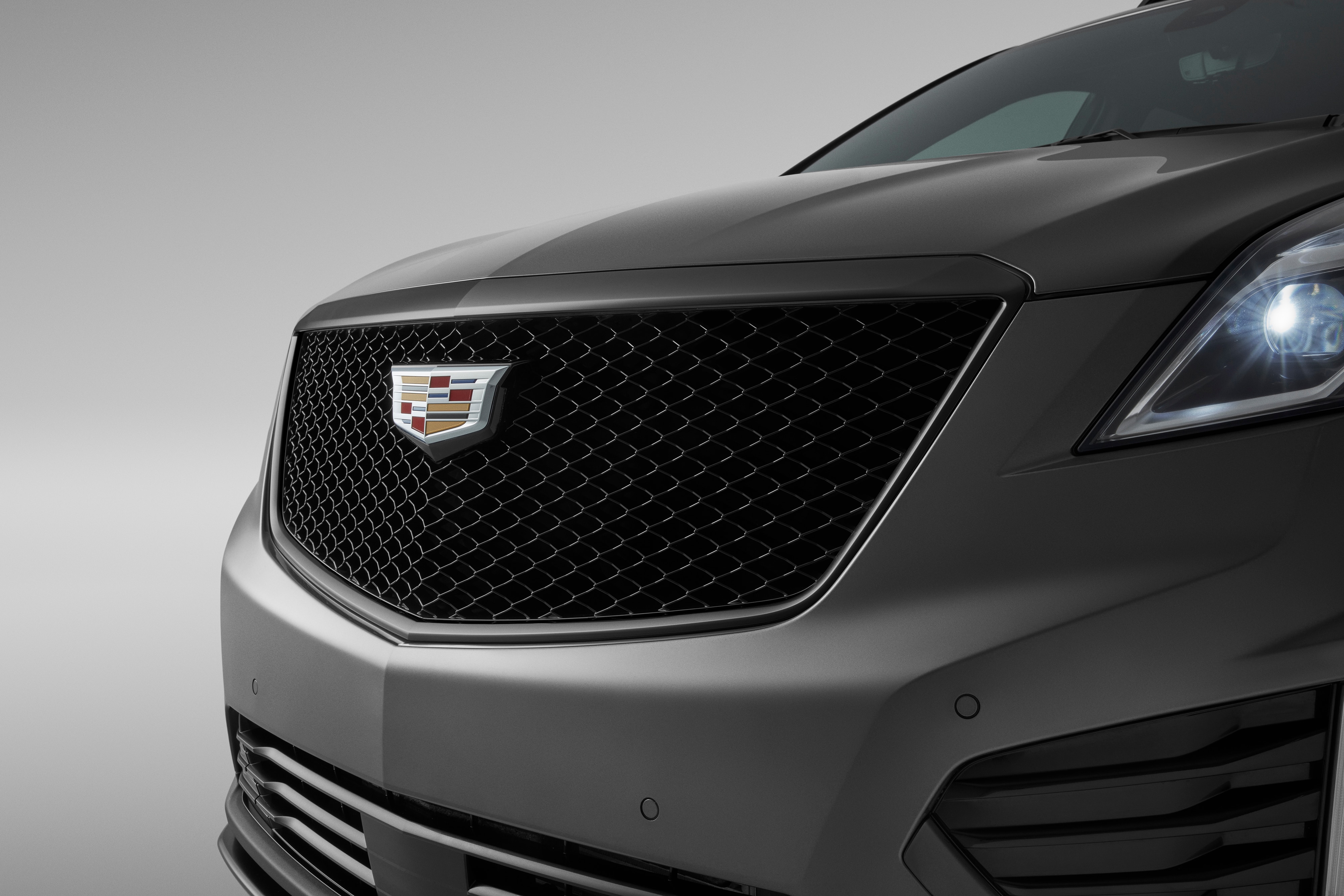 Grille in Black with Black Surround (for Vehicles without HD Surround Vision Camera)