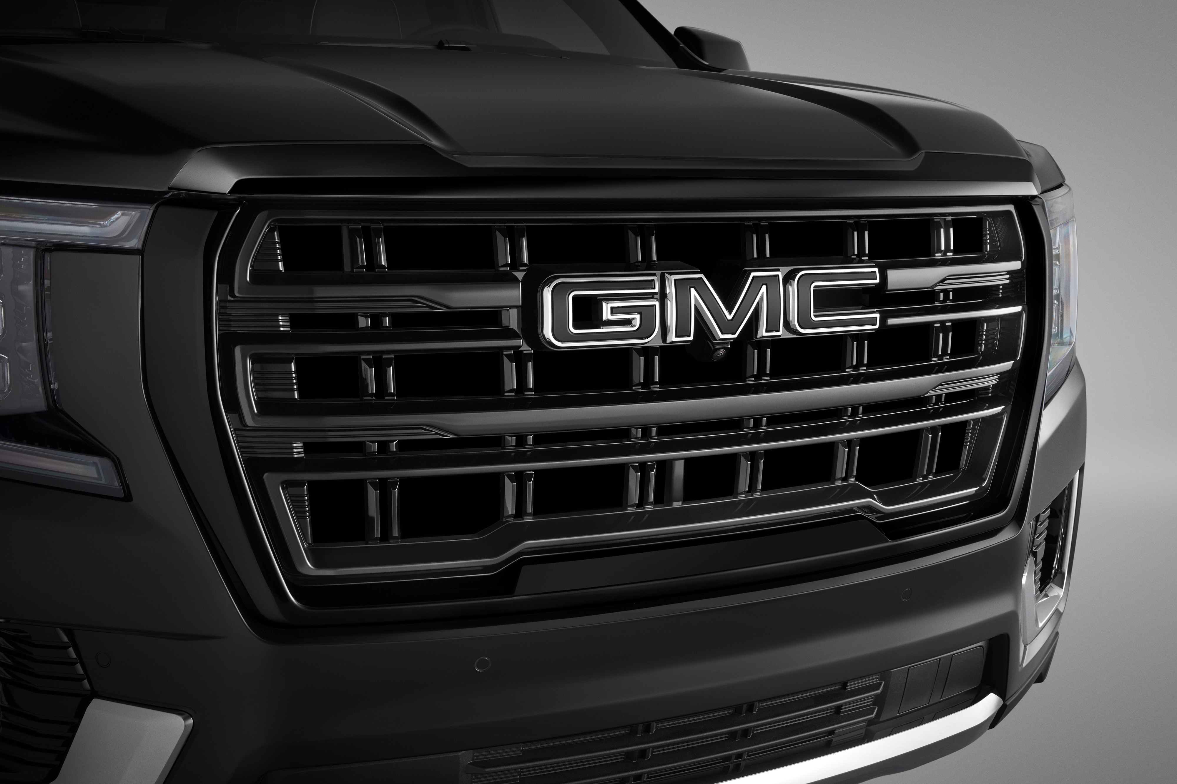 Grille in Black with Gloss Black Surround and GMC Logo (not for use on Denali models)