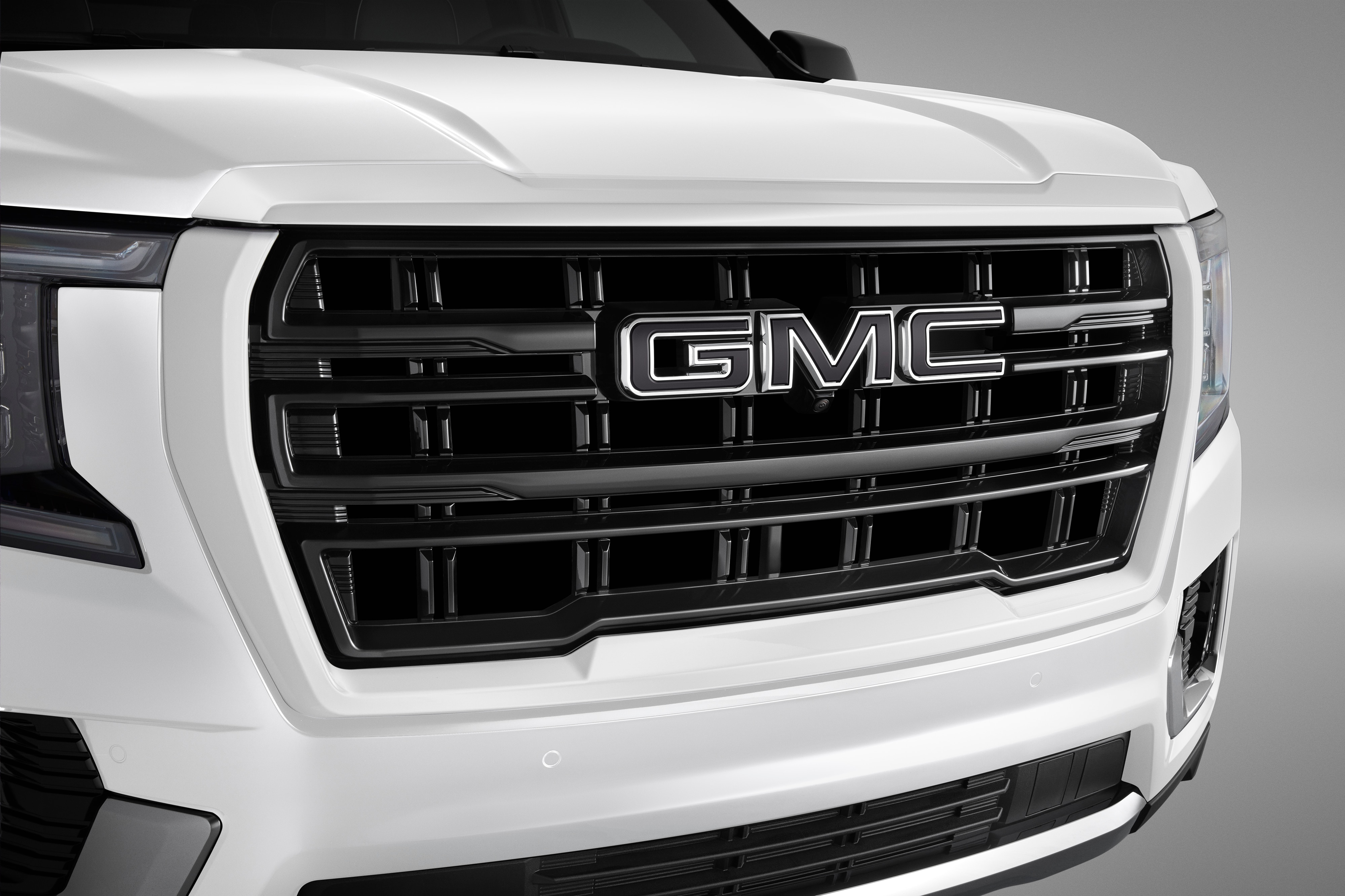 Grille in Black with Summit White Surround and GMC Logo (not for use on Denali models)