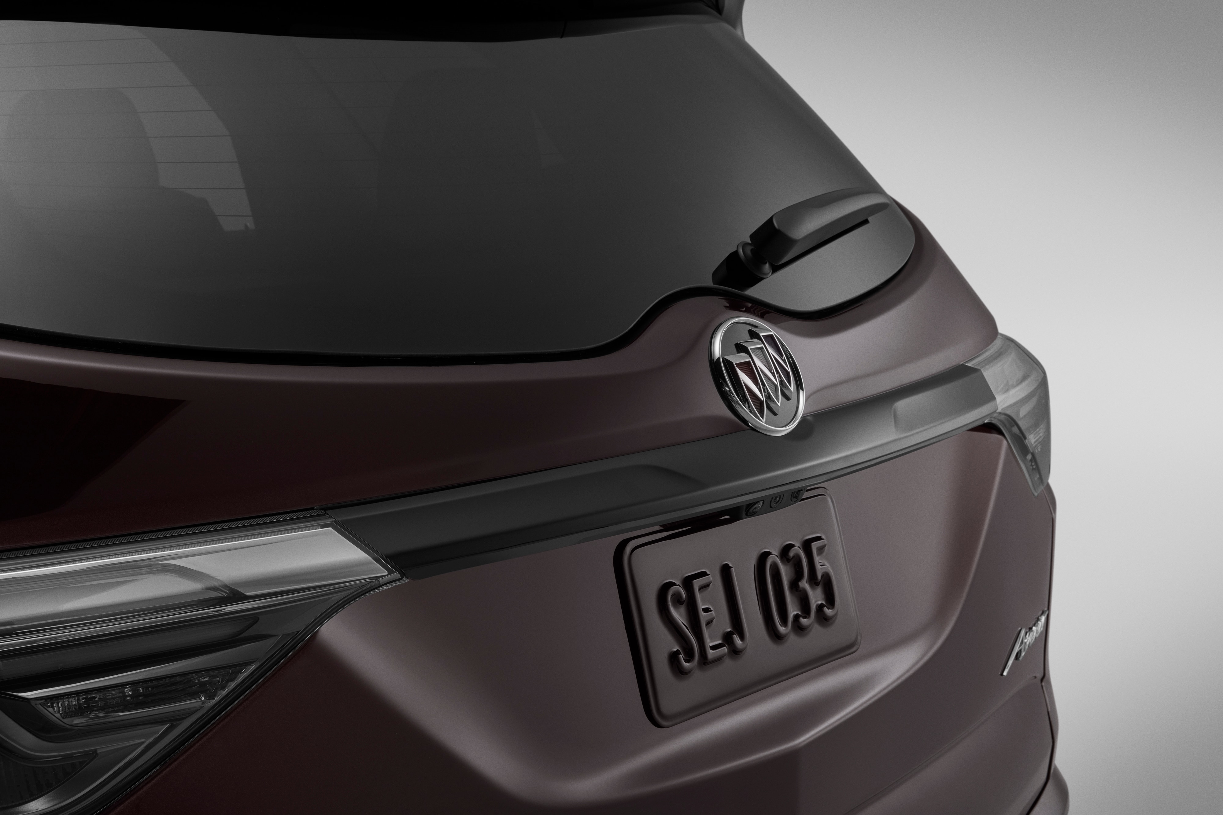 Liftgate Applique in Gloss Black (for models without Rear Camera Mirror)
