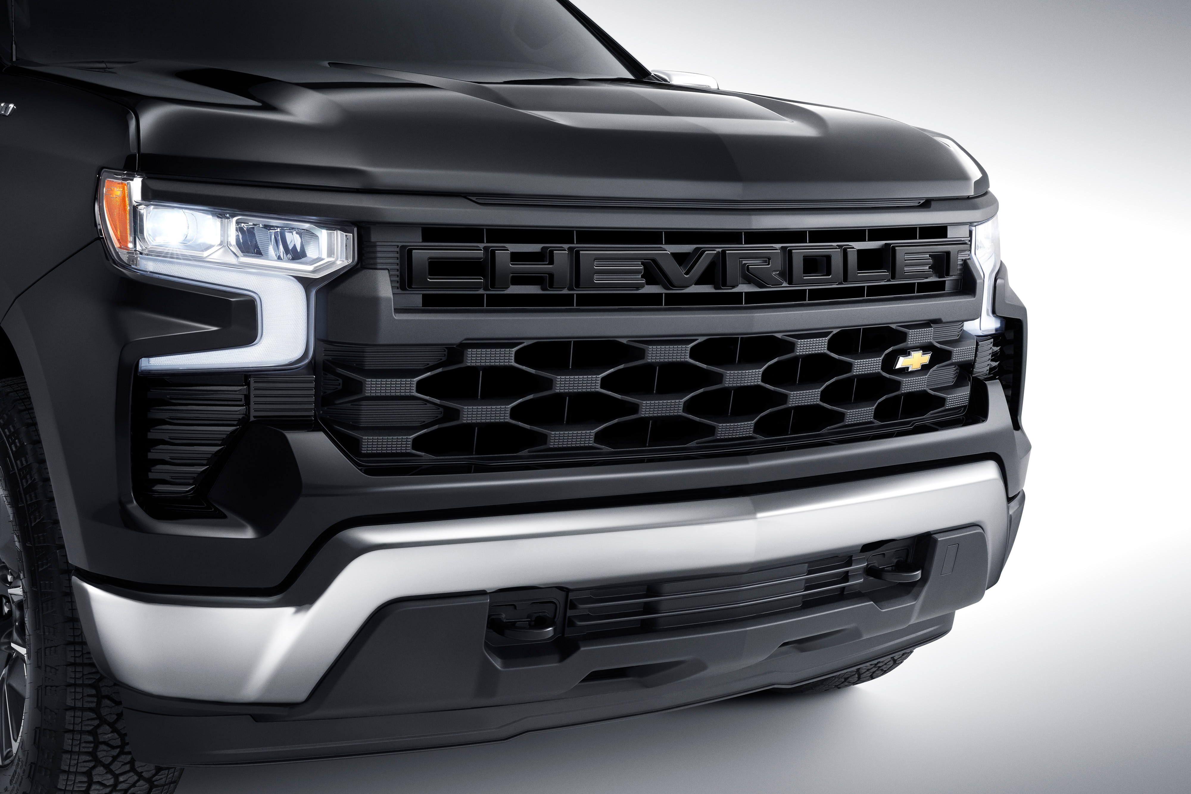Grille in Black with Chevrolet Script Lettering in Gloss Black (for Vehicles without HD Surround Vision Camera)