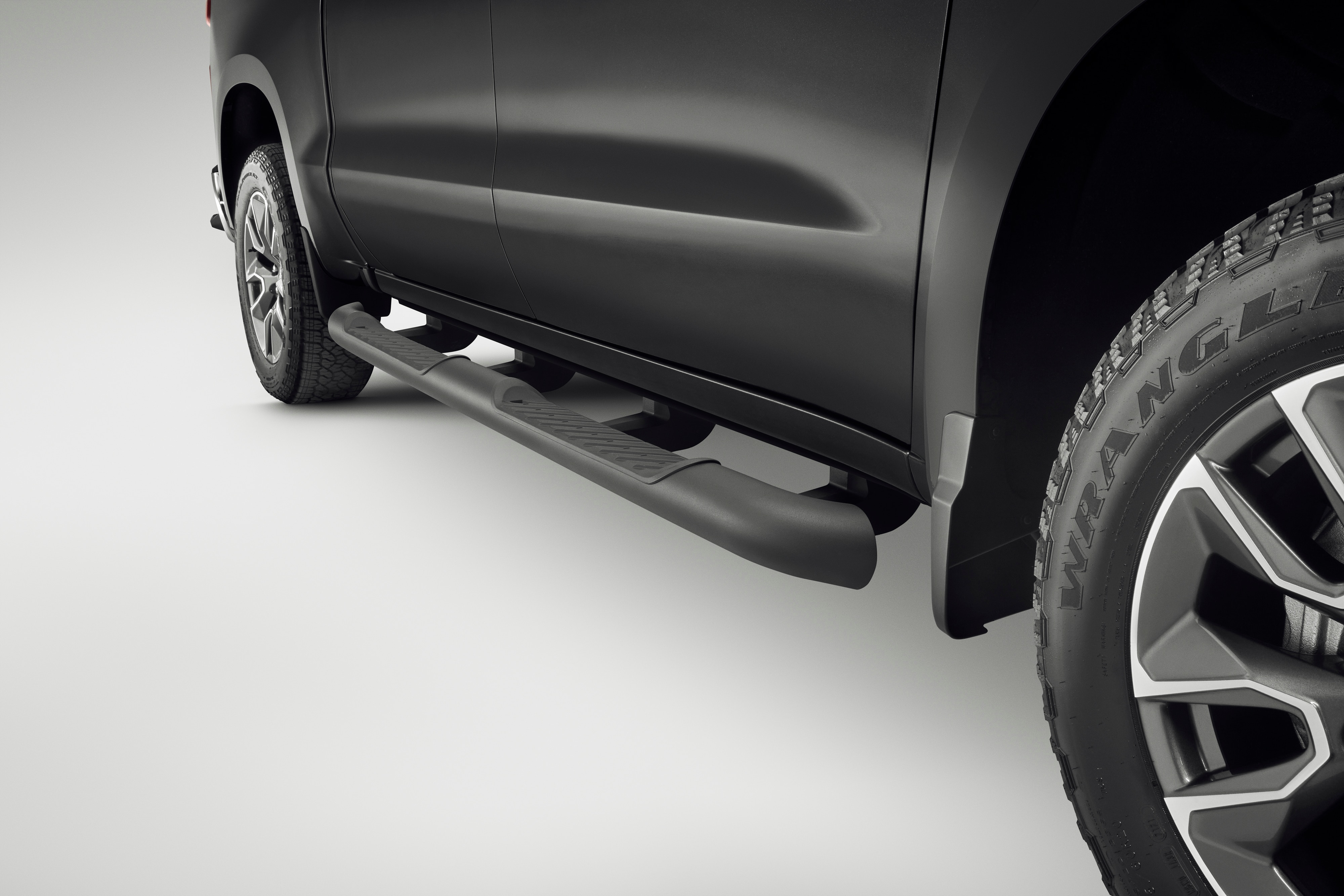 Crew Cab 4-Inch Round Assist Steps in Black/