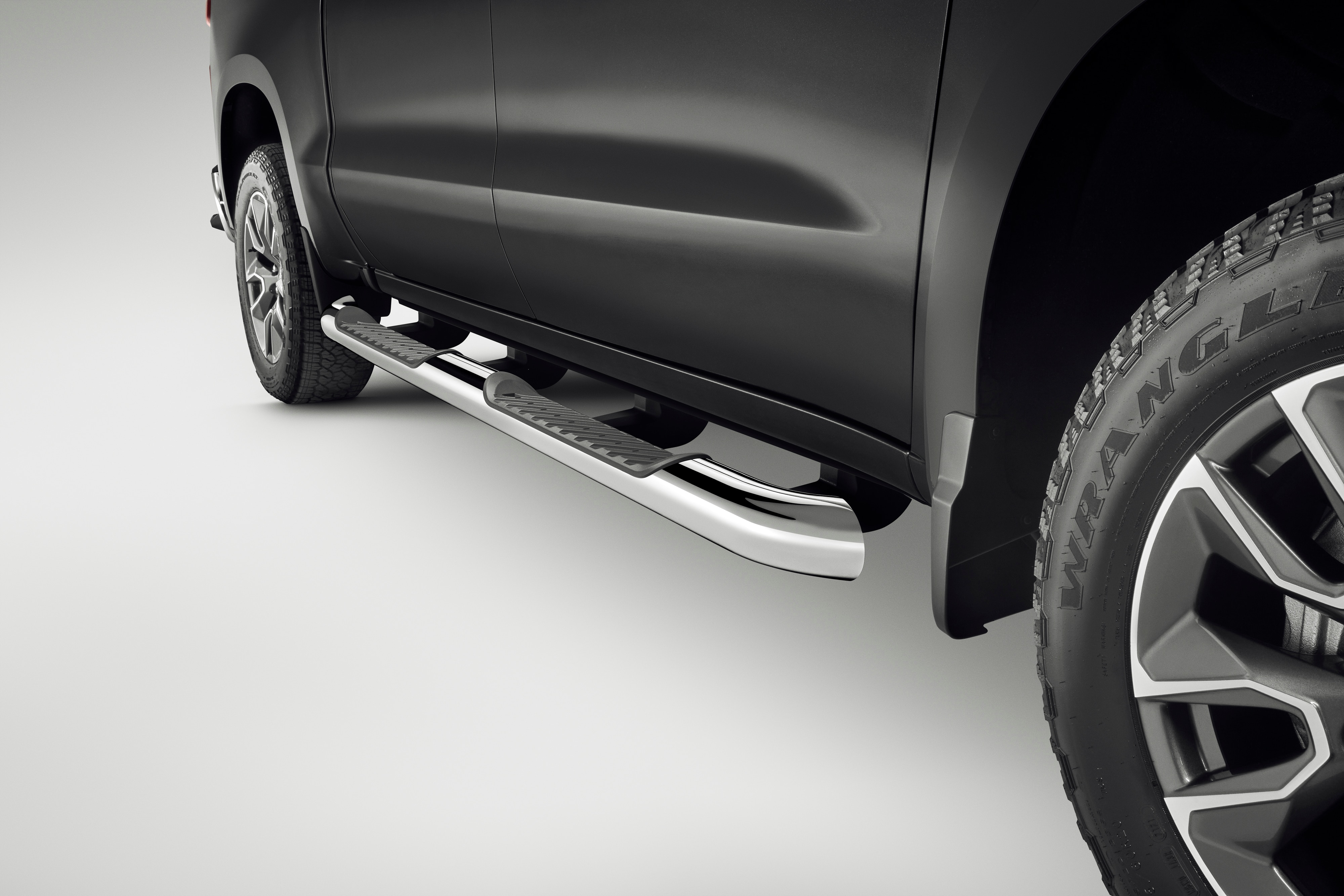 Crew Cab 4-Inch Round Assist Steps in Chrome