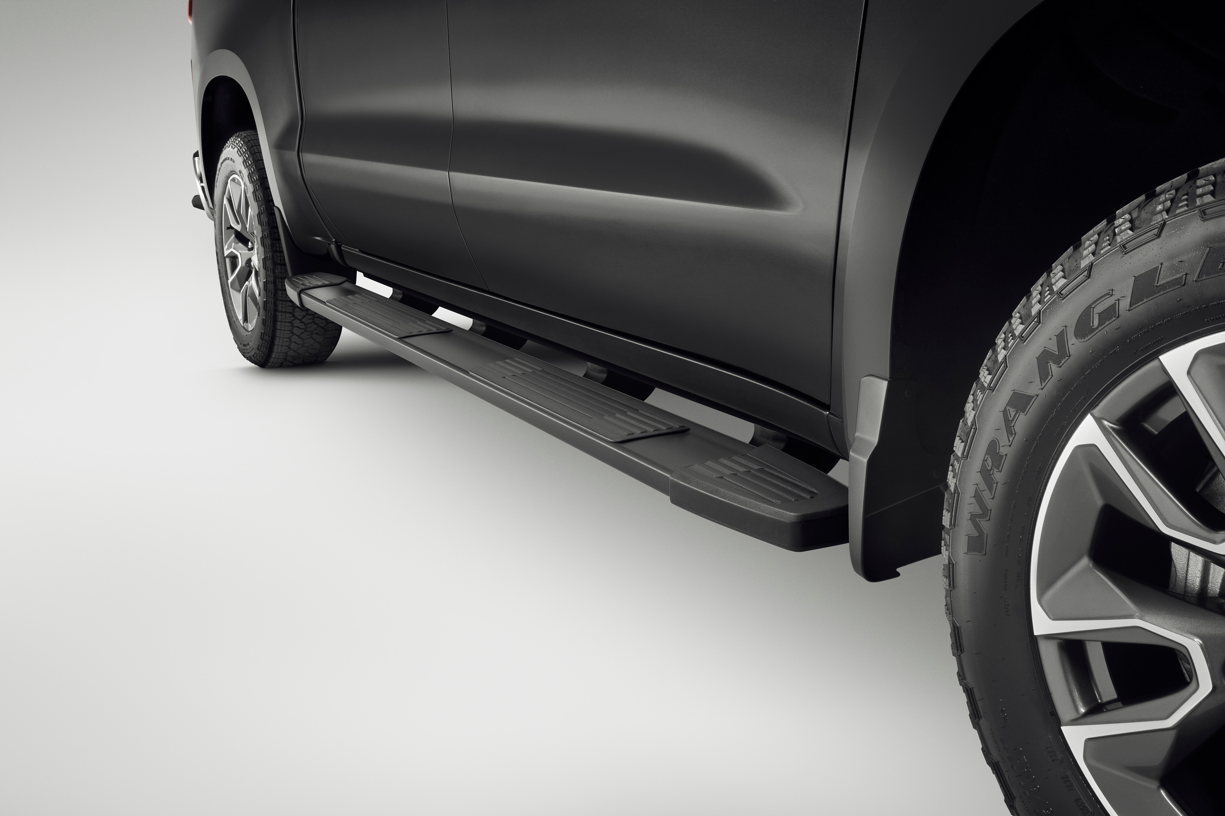 Crew Cab Short Bed 6-Inch Rectangular Wheel-to-Wheel Assist Steps in Black