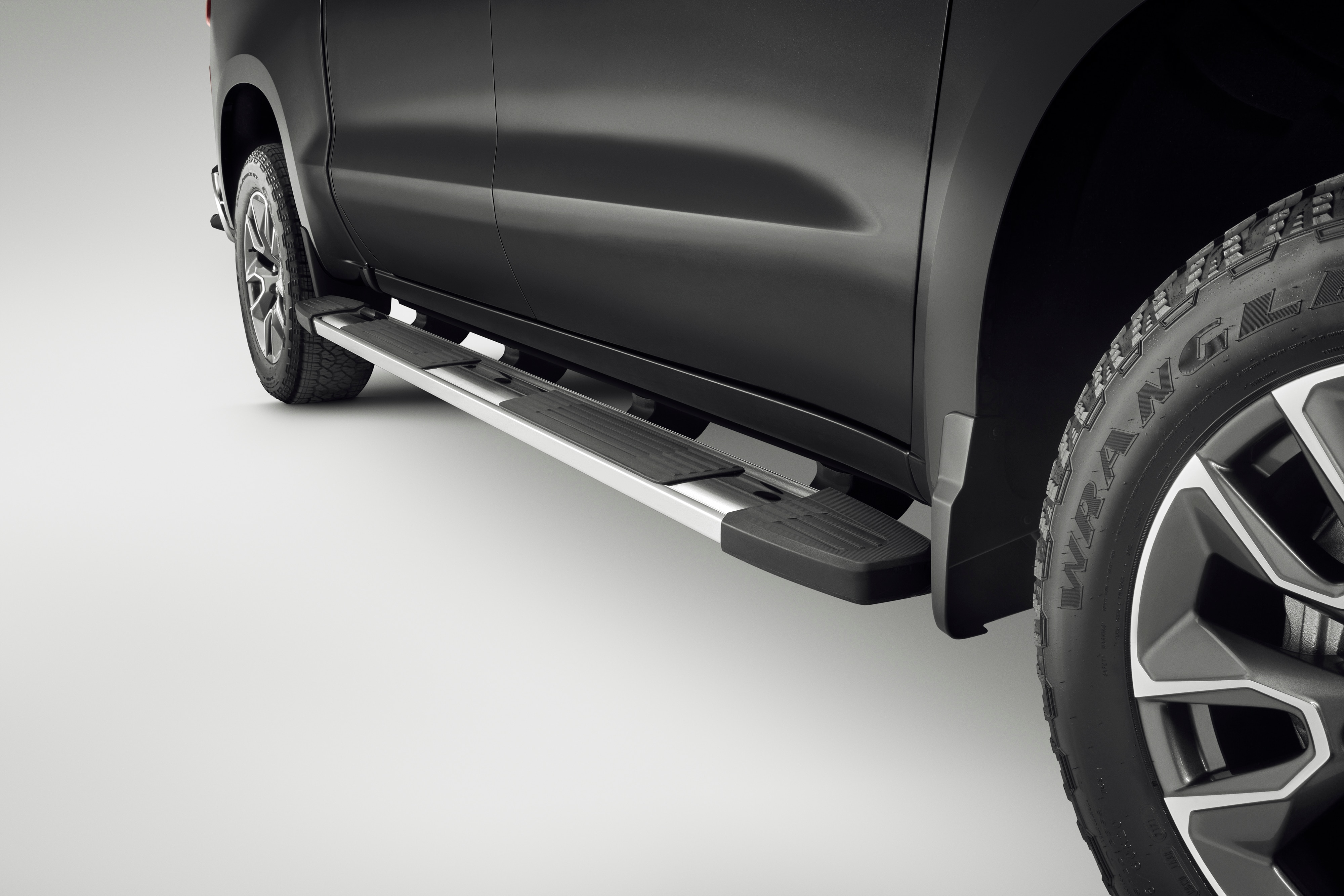 Crew Cab Short Bed 6-Inch Rectangular Wheel-to-Wheel Assist Steps in Chrome