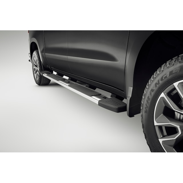Crew Cab Short Bed 6-Inch Rectangular Wheel-to-Wheel Assist Steps in Chrome