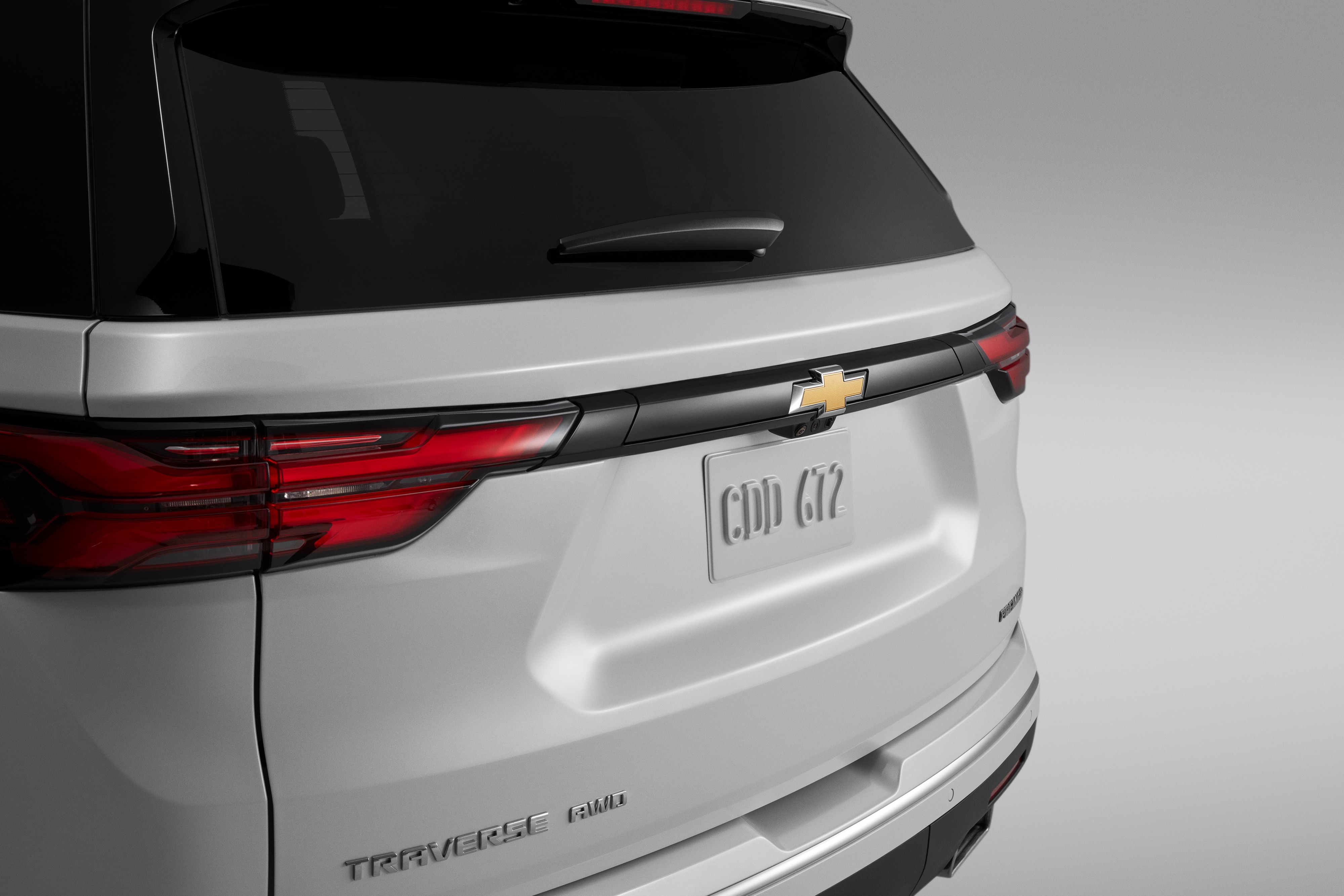 Liftgate Applique in Gloss Black (for models with Rear Camera Mirror)