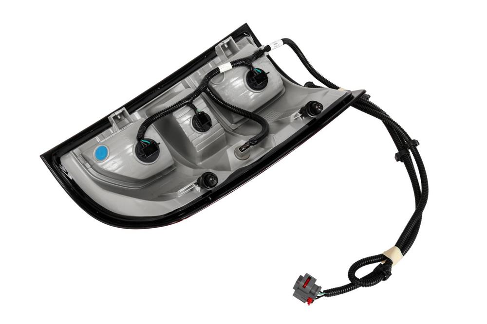 s.38 GM Genuine Parts Passenger Side Tail Lamp Assembly