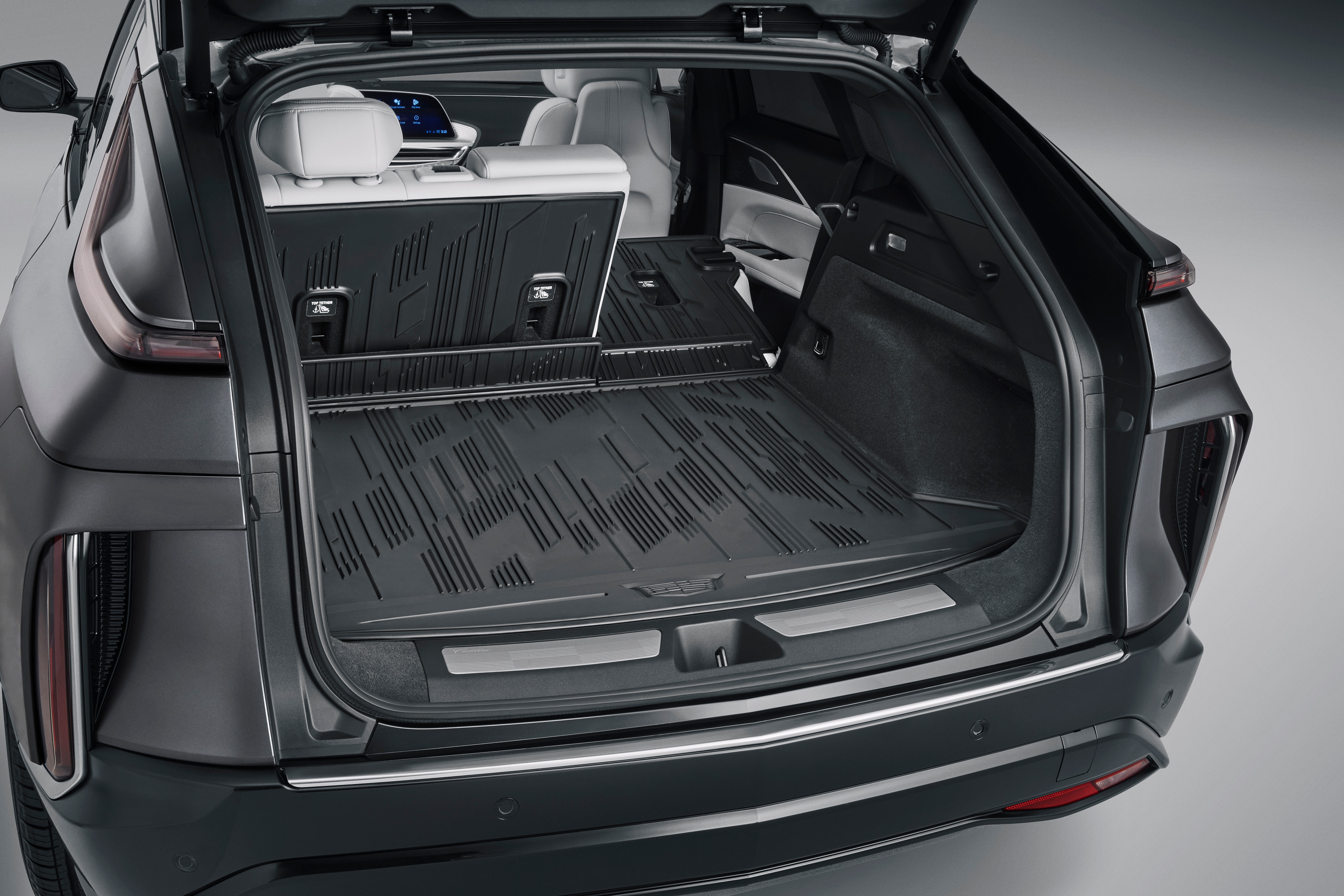 Integrated Cargo Liner in Noir with Cadillac logo