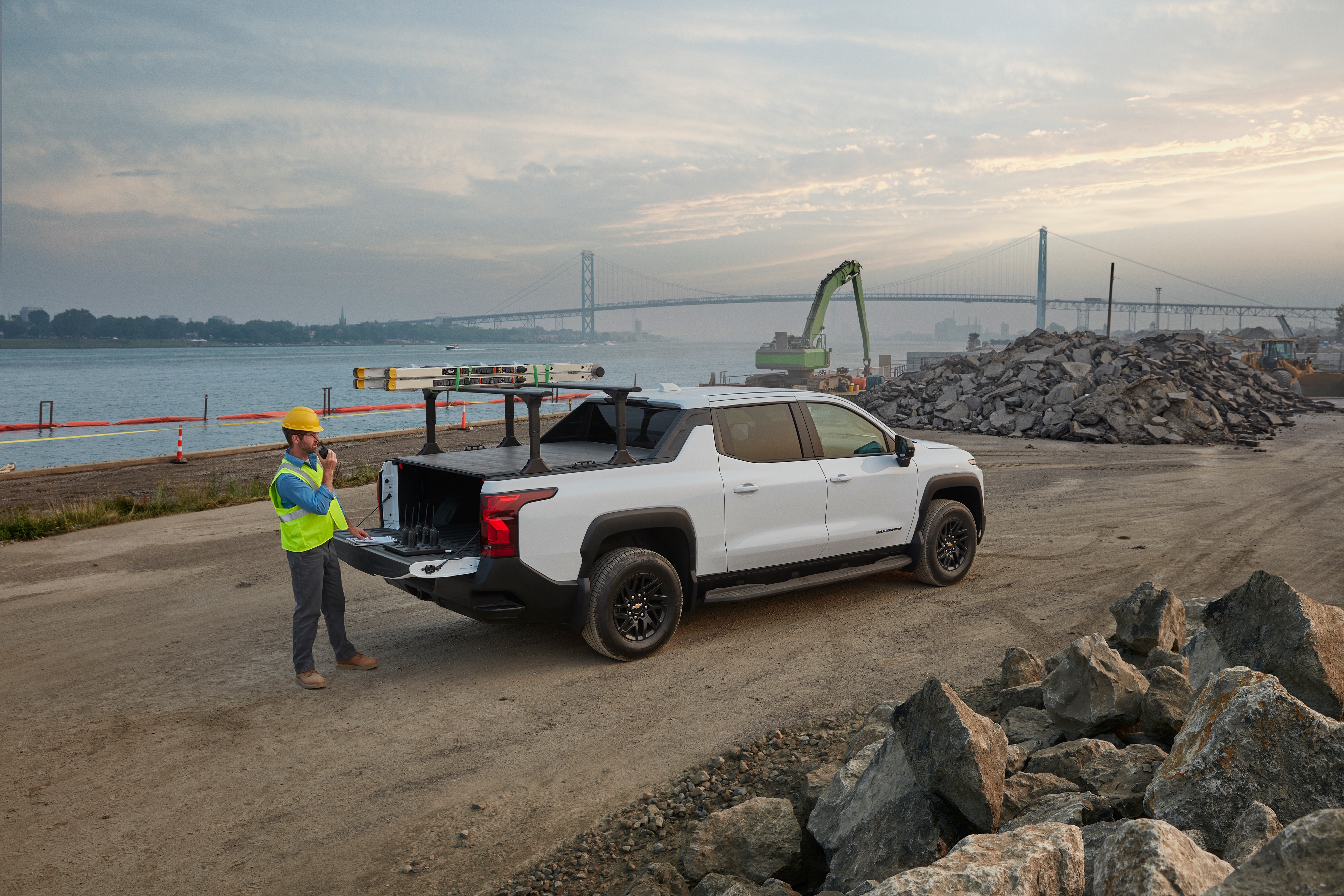 MEE　1206045 Chevrolet Soft Roll-Up Truck Bed Cover with Bowtie Logo (for