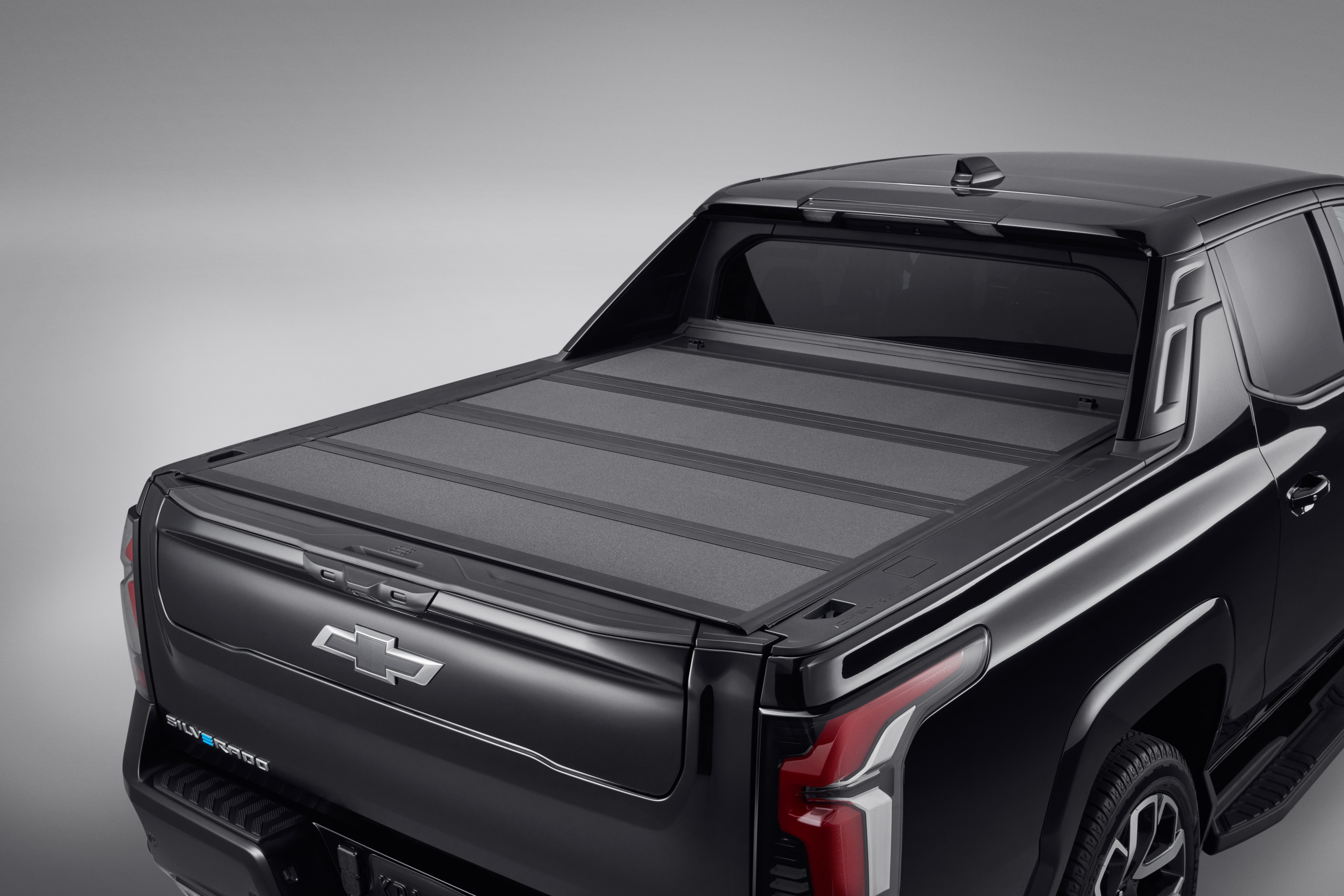 Hard Folding Truck Bed Cover | 86595168 | Chevrolet Accessories