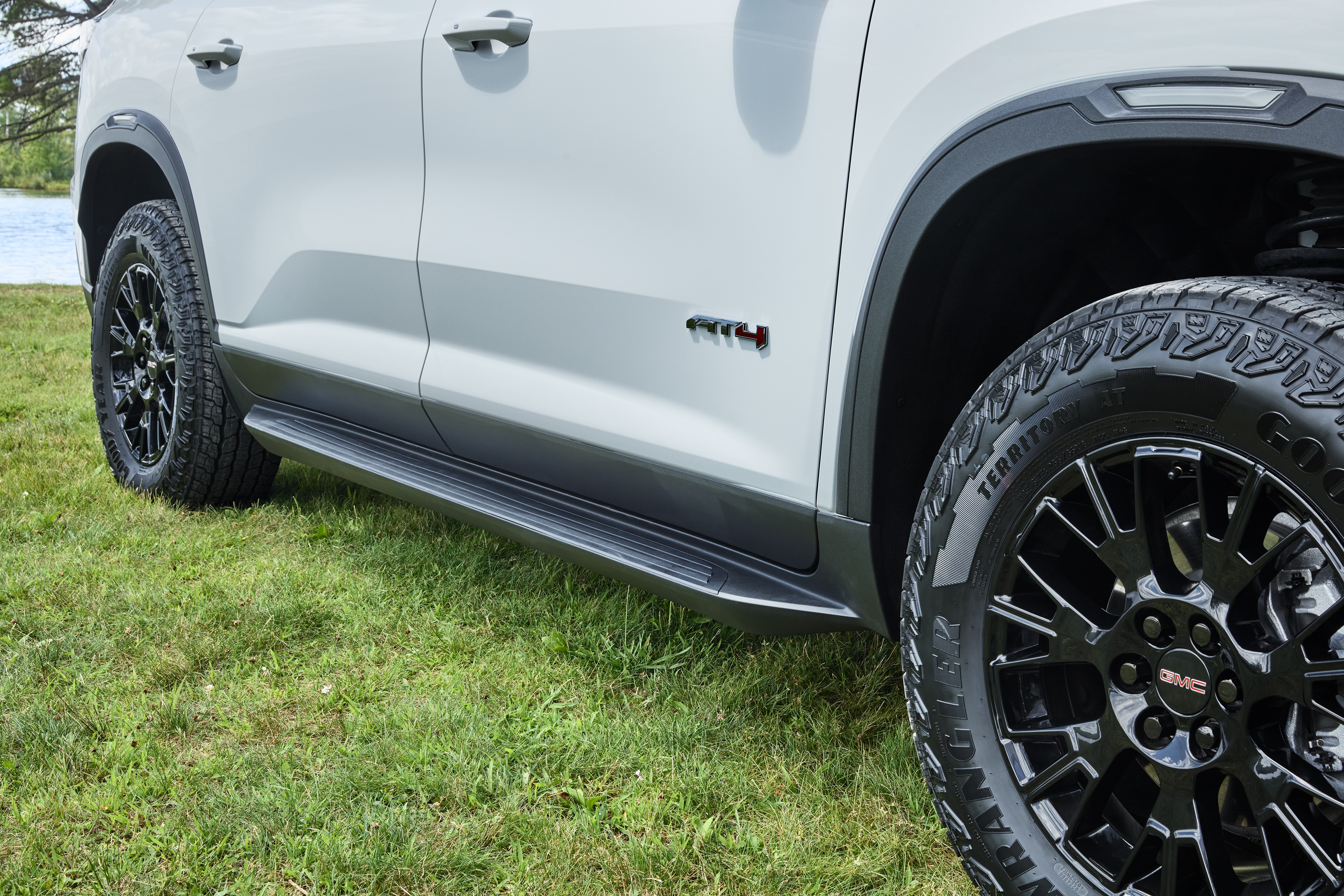 GMC Molded Assist Steps in Black | 26466544 | GMC Accessories