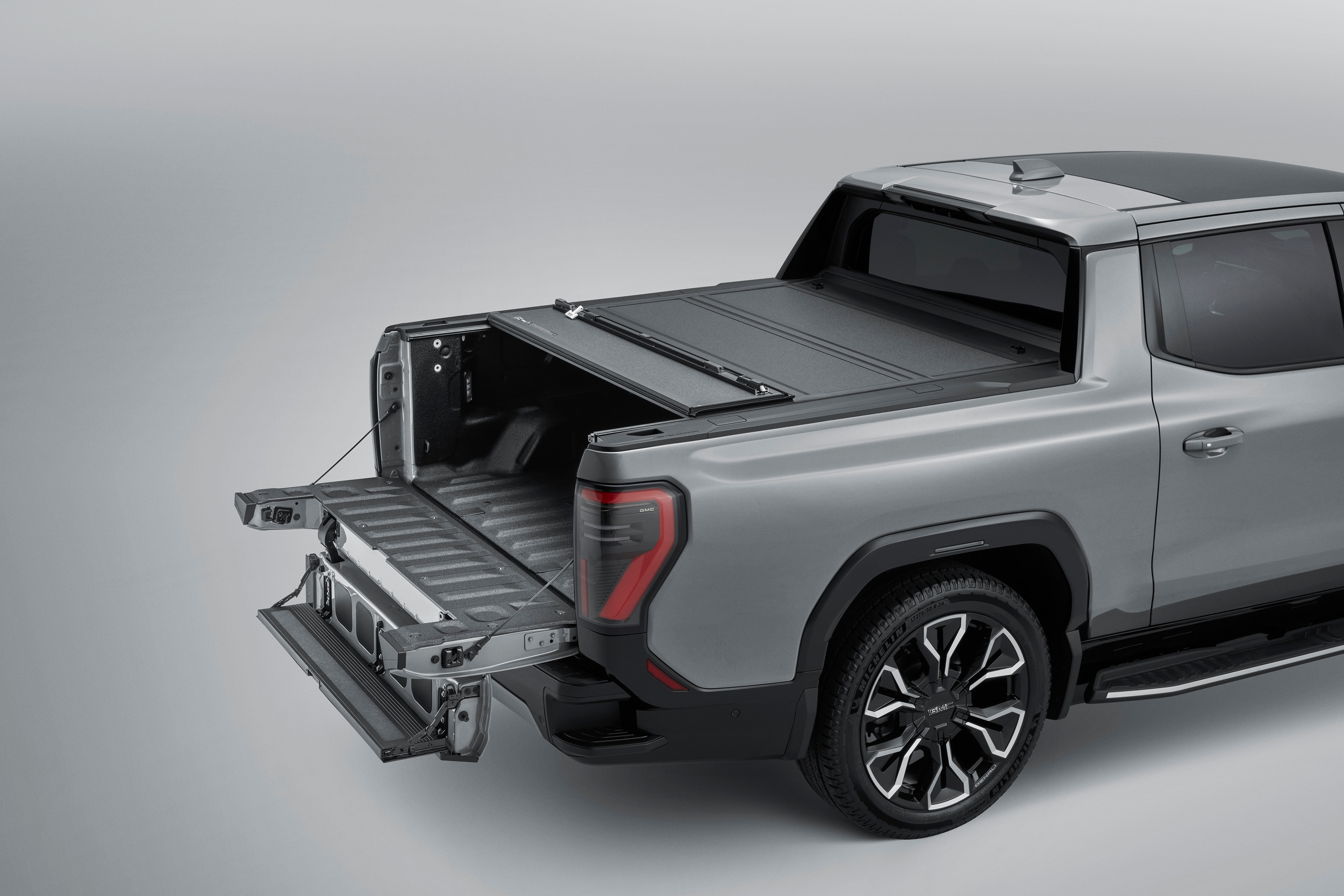 Hard Folding Truck Bed Cover | 86595168 | GMC Accessories