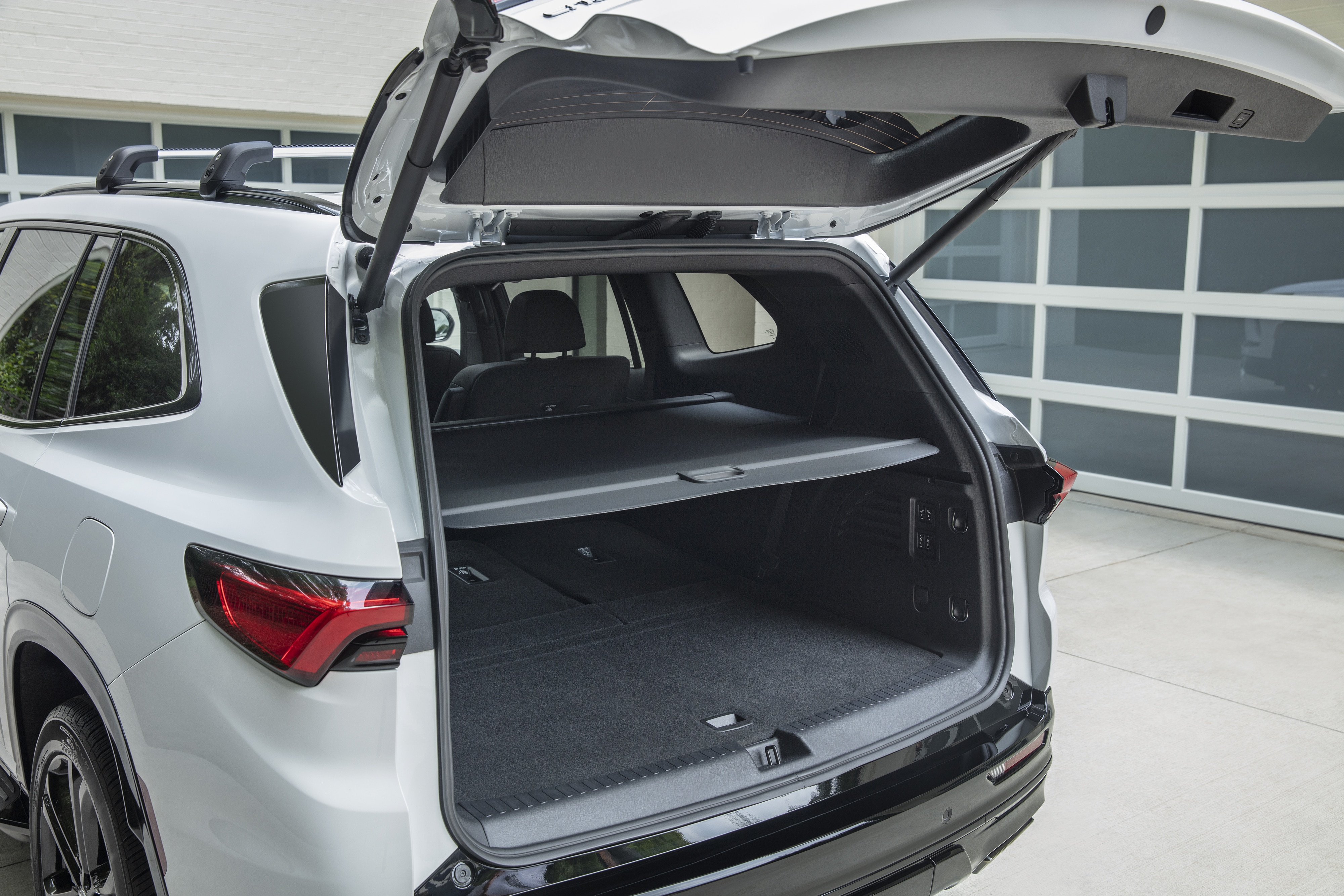 Cargo Area Shade in Black