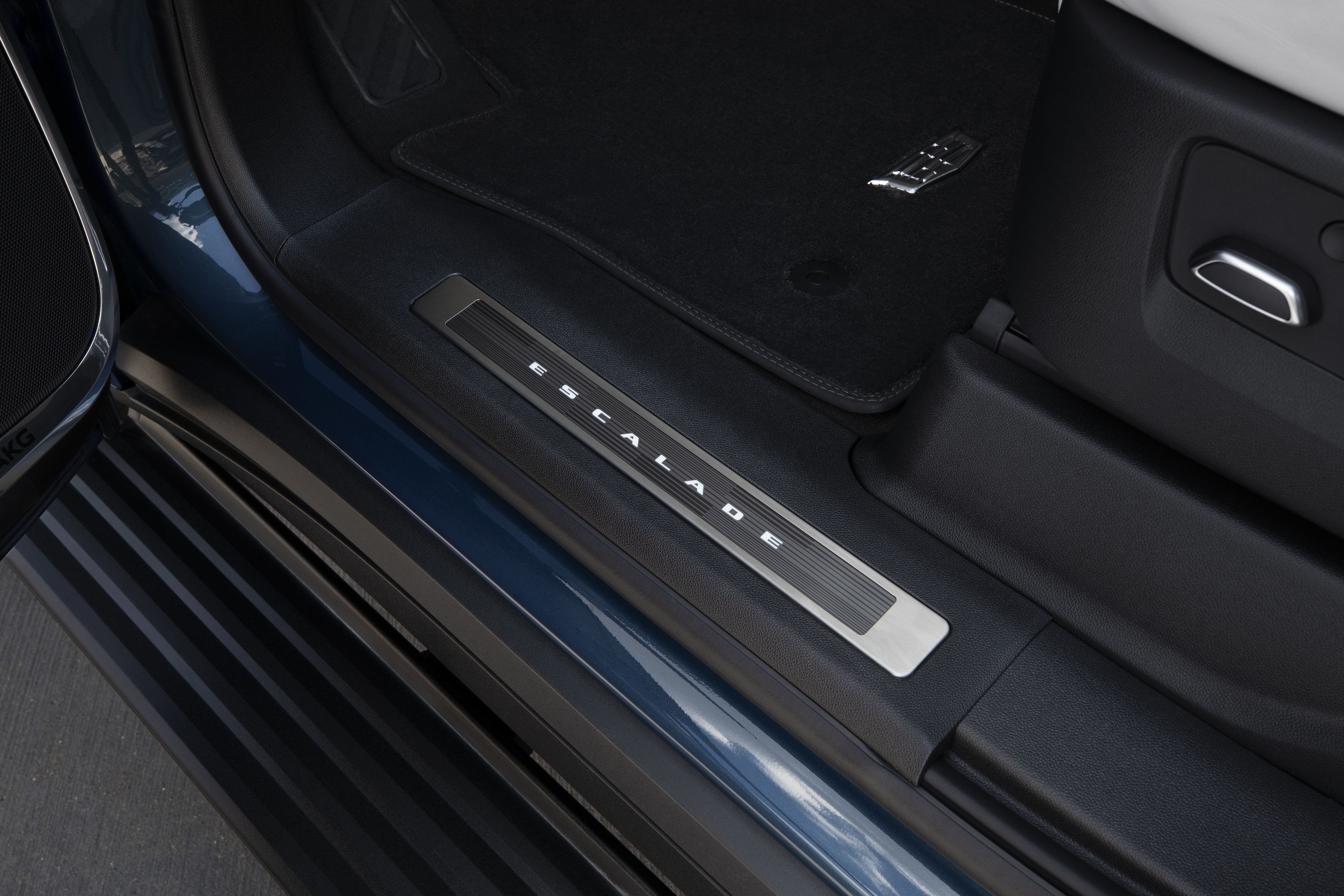 Illuminated Front and Rear Door Sill Plates with Escalade Script