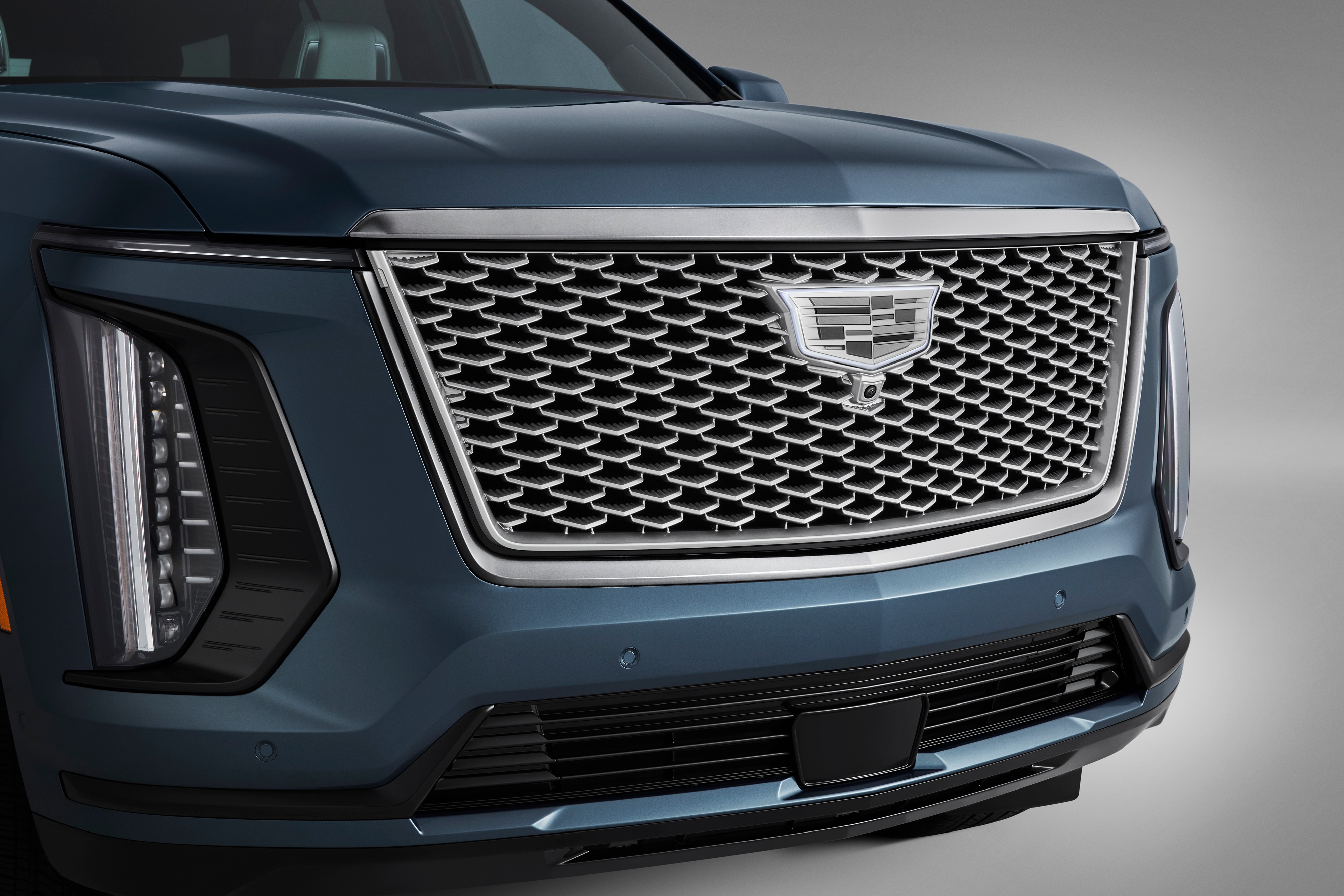 Cadillac Grille in Silver Mesh with Gloss Black Surround and