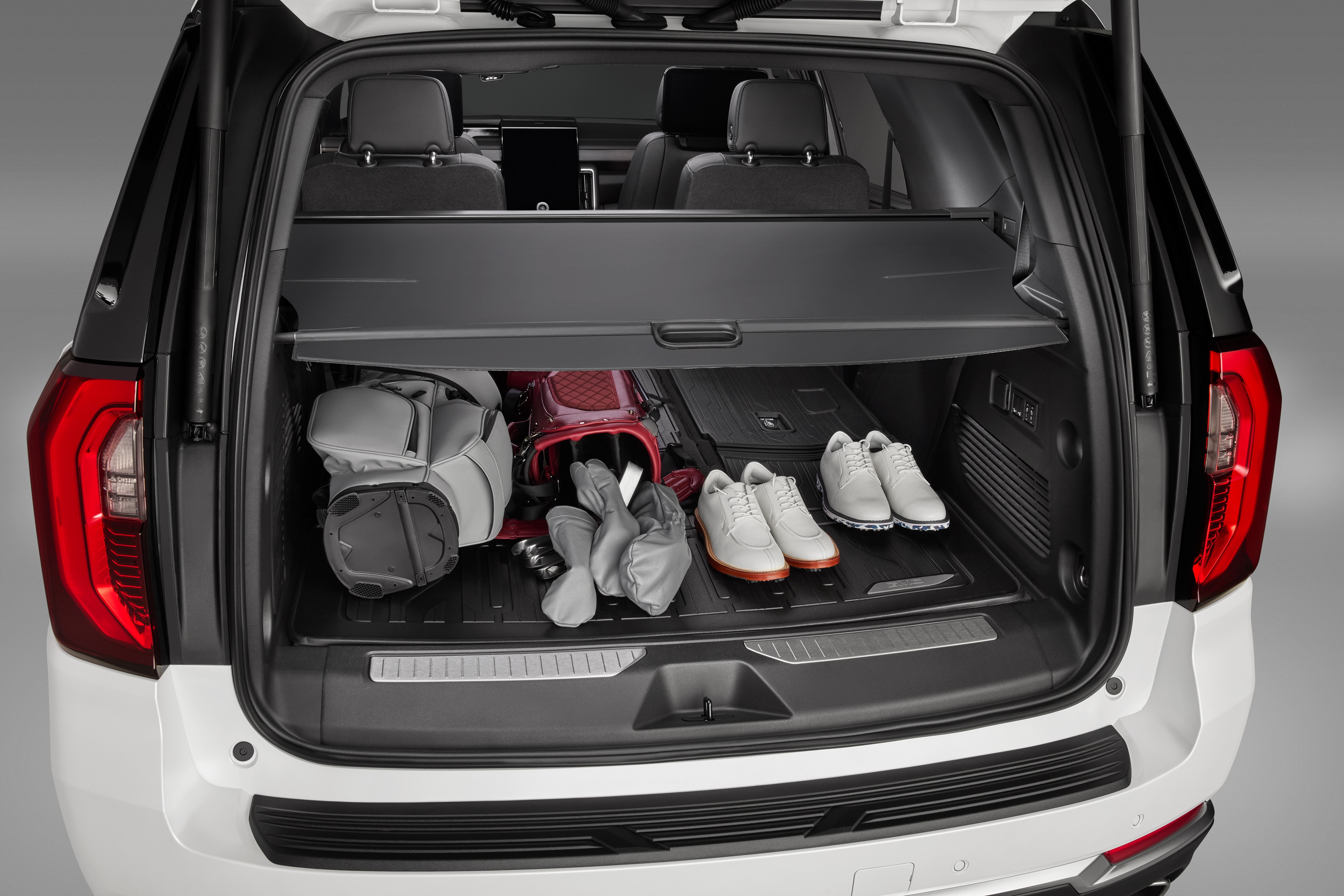 Luxe Short Cover ダークグレー（LUX-SHC-DG） Cargo Area Shade in Jet Black | 84390976 | GMC Accessories