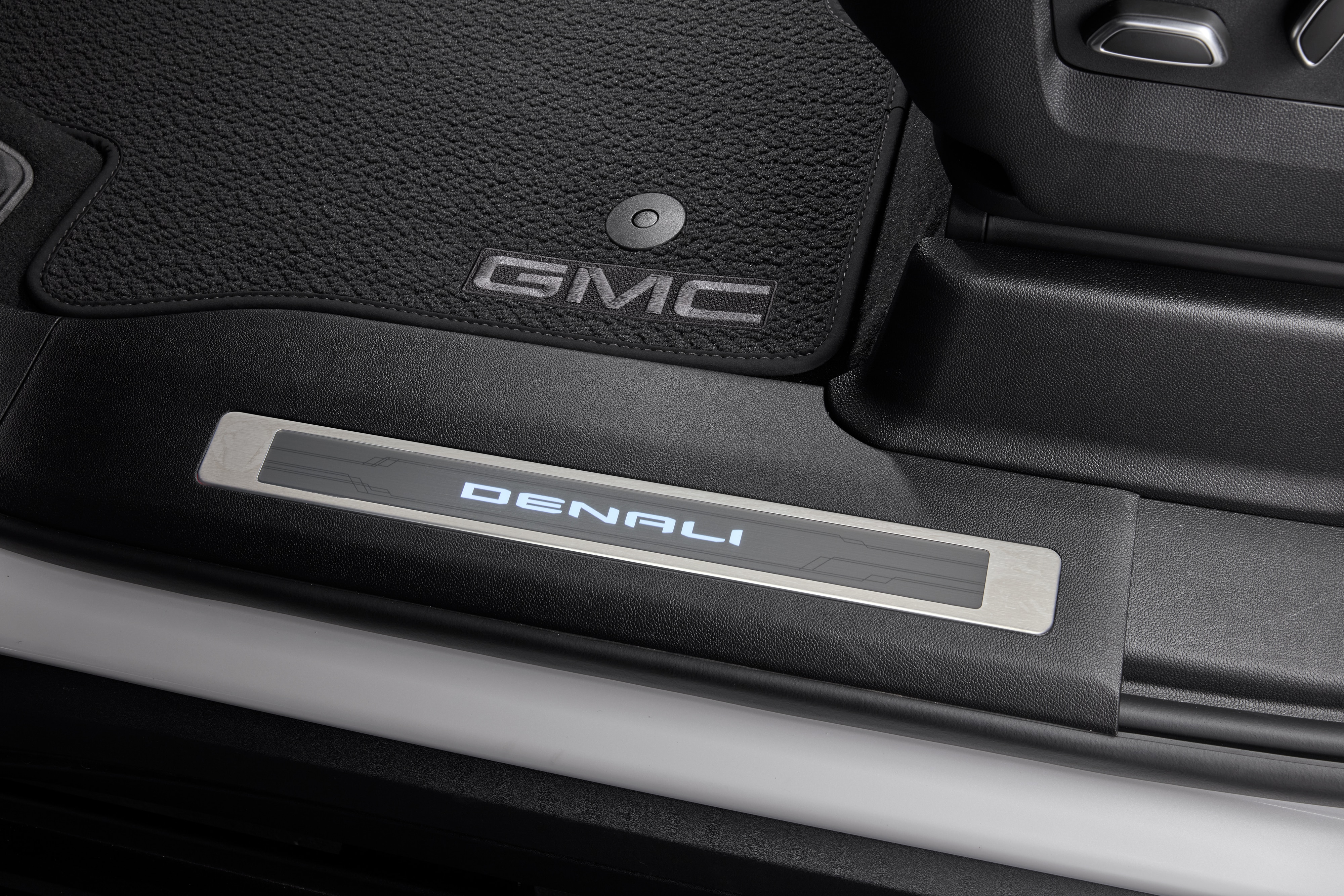Illuminated Front and Rear Door Sill Plates with Denali Script