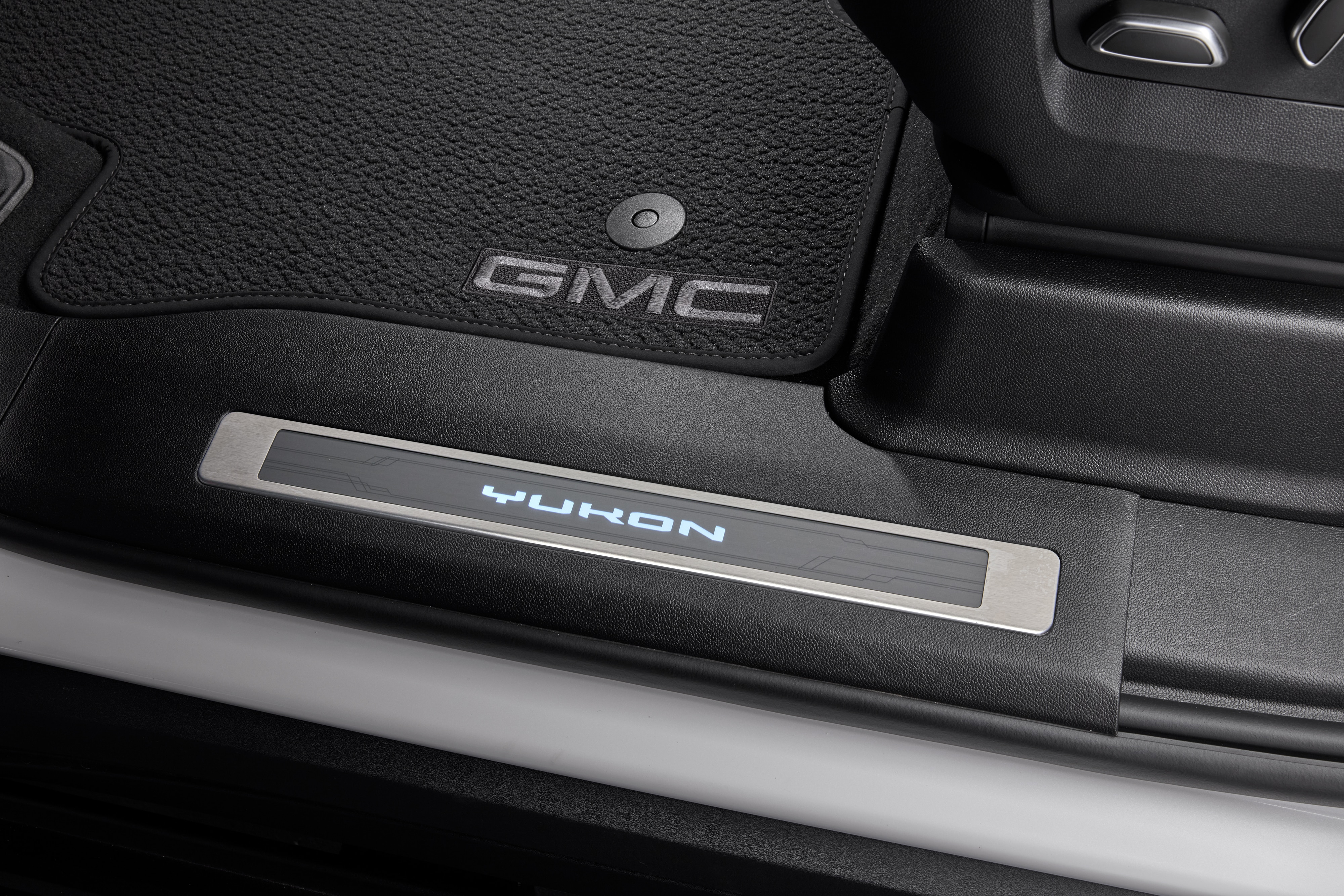 Illuminated Front and Rear Door Sill Plates with Yukon Script