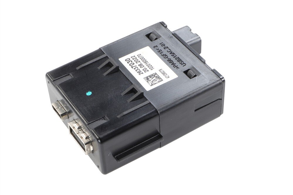 GM Genuine Parts Jet Black Dual Charge Only Receptacle