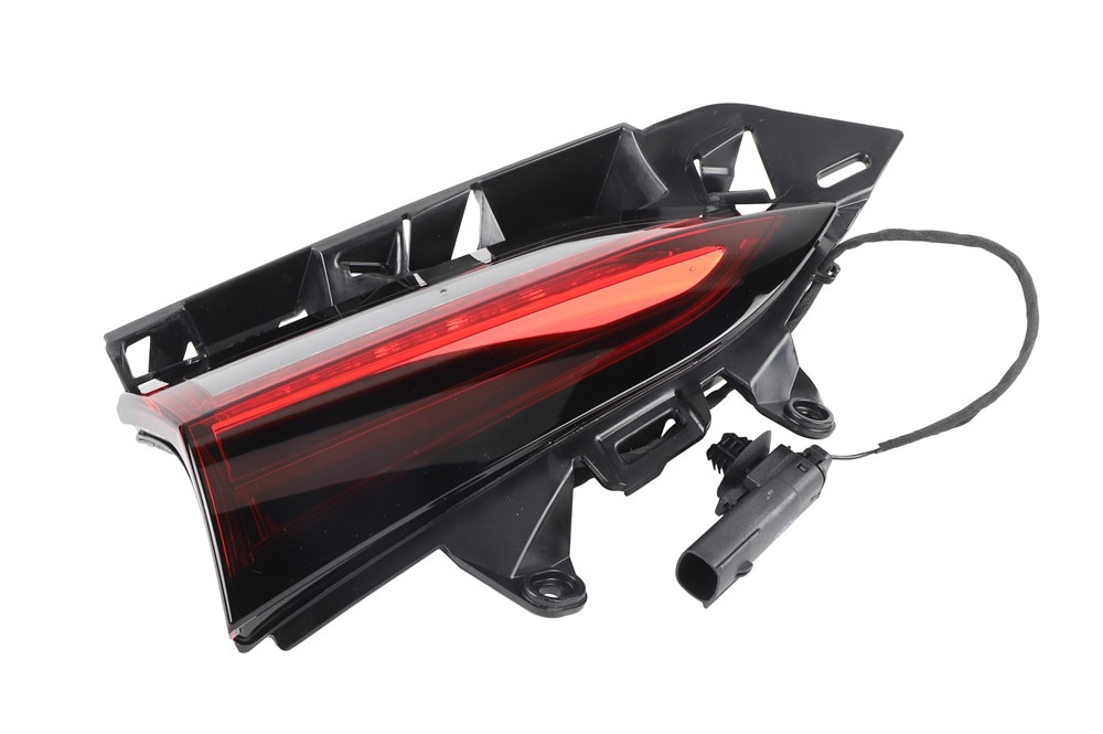 GM Genuine Parts LED Passenger Side Rear Closure Auxiliary Signal Lamp