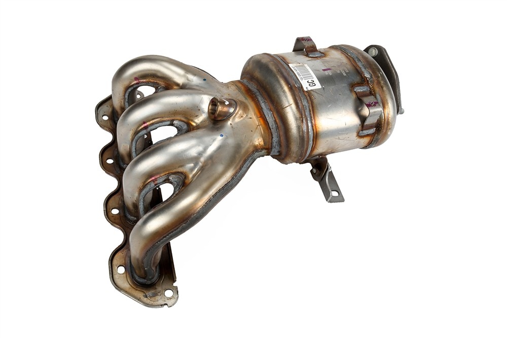 GM Genuine Parts Exhaust Manifold with 3-Way Catalytic Converter